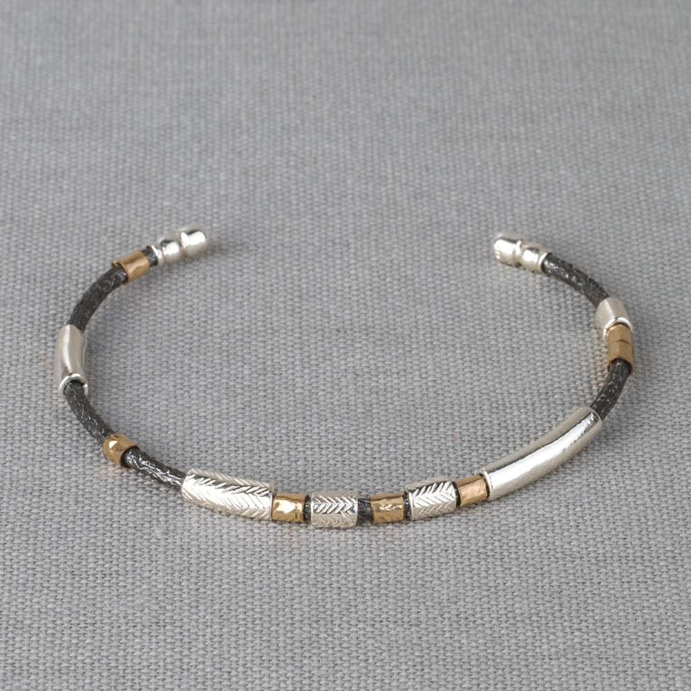 Klemarmband gemaakt van 925 sterling zilver geoxideerd zilver en Goldfilled. Combineer deze armband met een passend collier een ring en oorbellen voor een complete look!