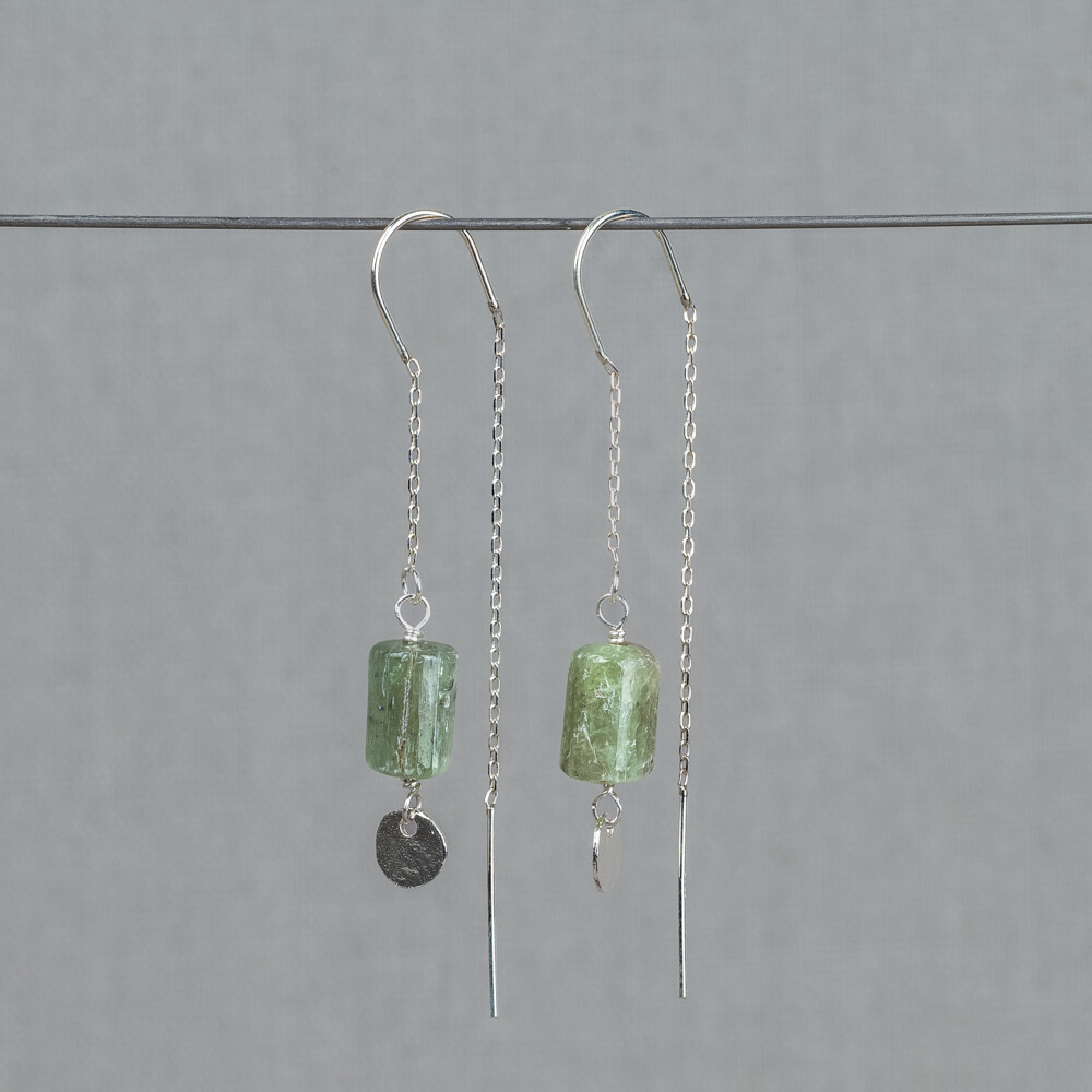 Doortrek oorbel gemaakt van 925 sterling zilver in combinatie met de edelsteen groene Kyaniet. 