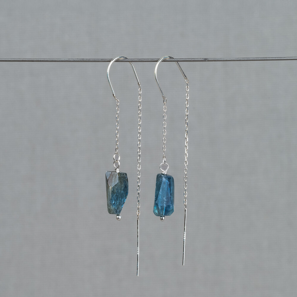 Doortrek oorbel gemaakt van 925 sterling zilver met daaraan de edelsteen Kyaniet. Kyaniet is een spirituele steen met een kalmerende en evenwichtige werking. Combineer deze oorbellen met onze andere sieraden met Kyaniet.