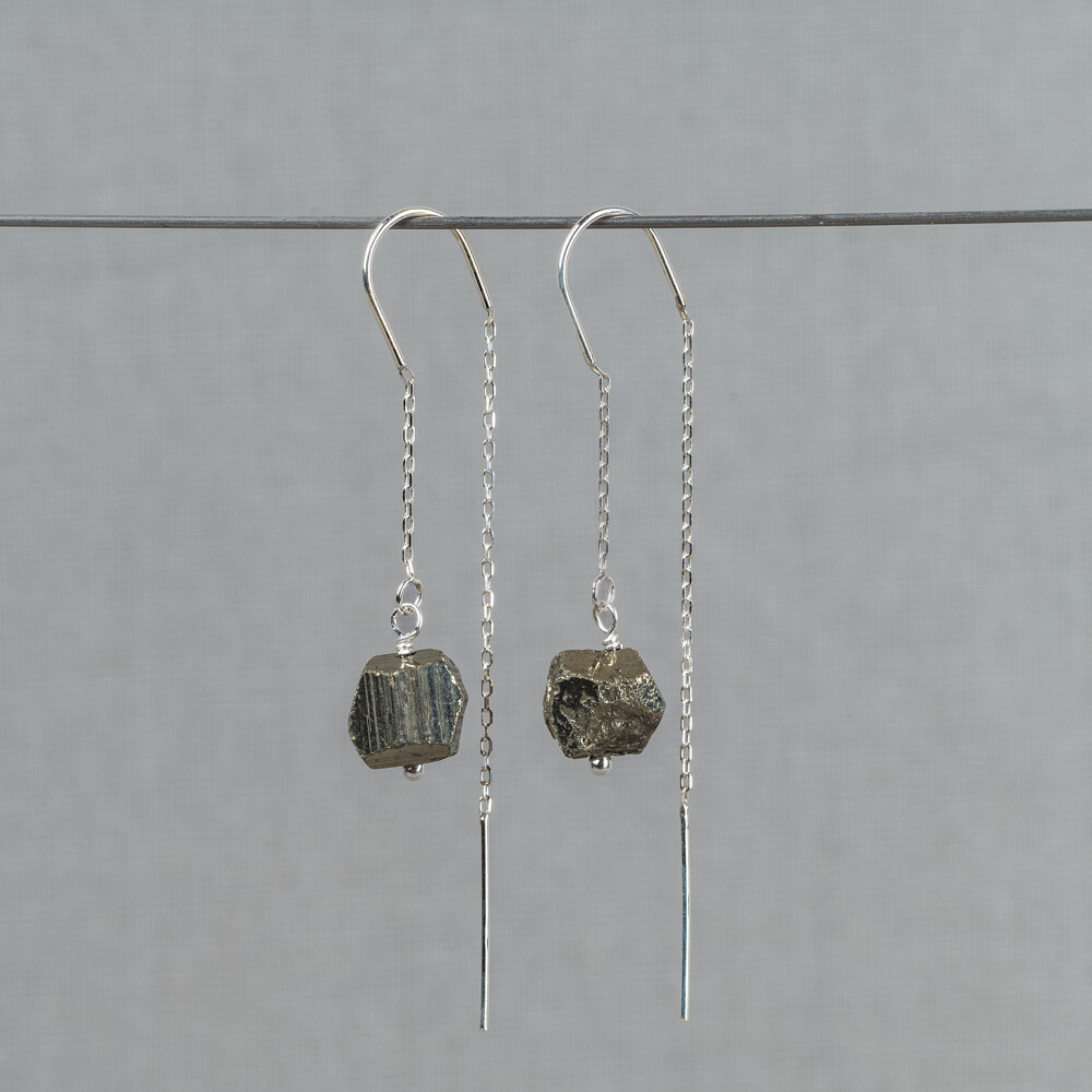 Doortrek oorbel gemaakt van 925 sterling zilver met daaraan de prachtige edelsteen Pyriet. Pyriet is een inzichtgevende steen en bevordert de zelfkennis. Combineer deze oorbellen met onze andere sieraden met Pyriet.