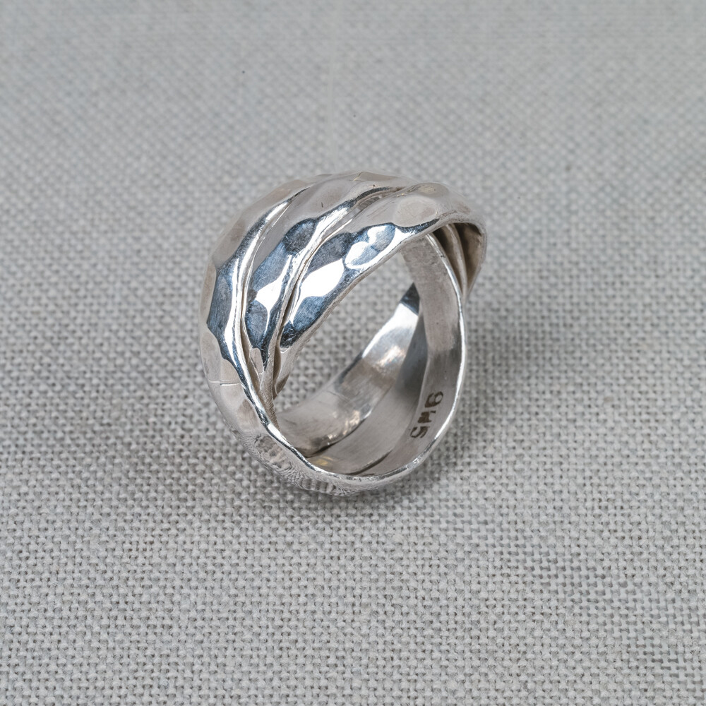 Ring bestaande uit 3 losse bandjes gemaakt van 925 sterling zilver met hamerslag. Combineer met andere sieraden van Jeh Jewels voor een complete look!
