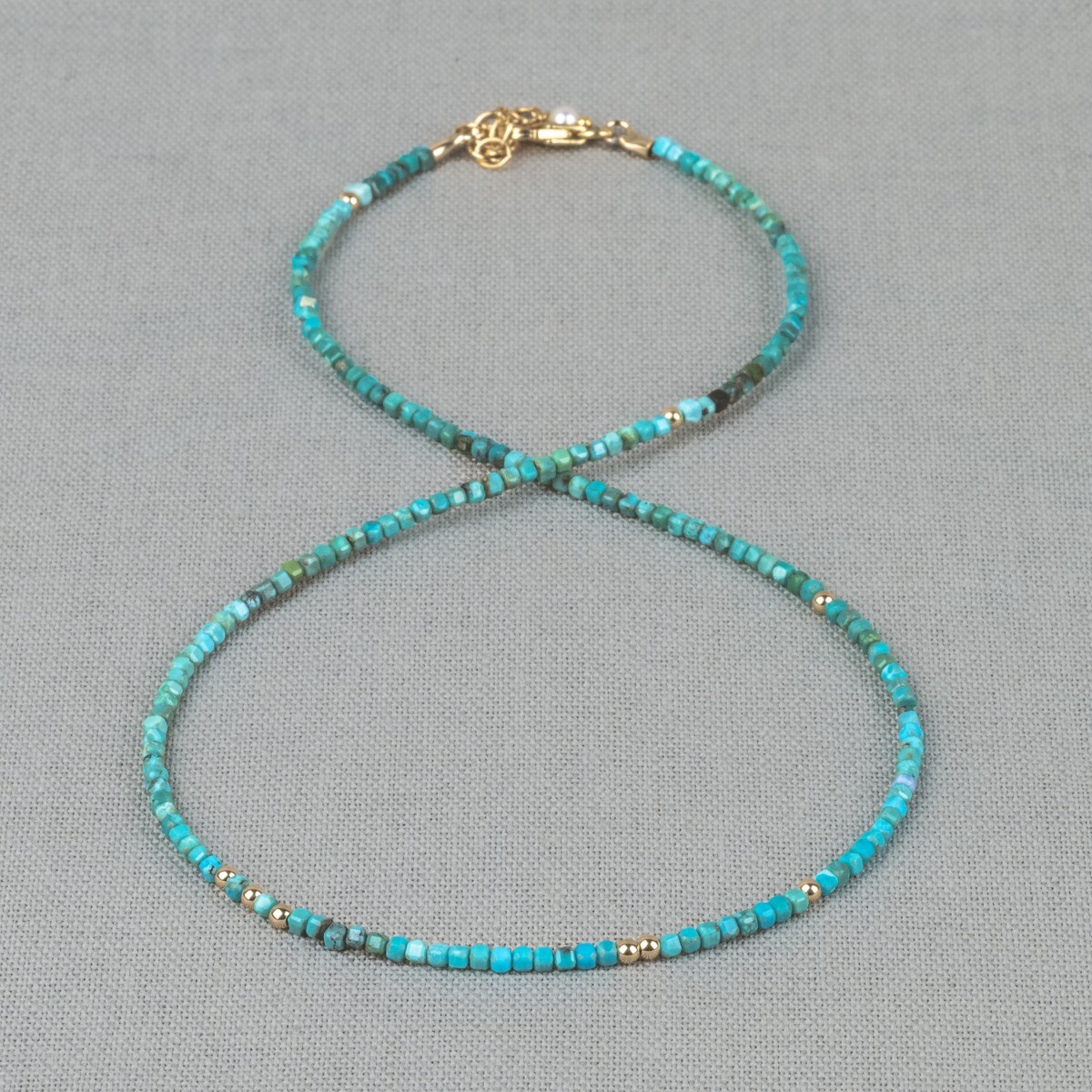 Collier uit de Sparkling Gems-lijn gemaakt van Goldfilled in combinatie met de edelsteen Turkoois. Turkoois is een edelsteen die bekend staat als genezer. Deze steen brengt namelijk het emotionele en het fysieke lichaam tot rust. Combineer hem met de bijpassende armband voor een complete look!
