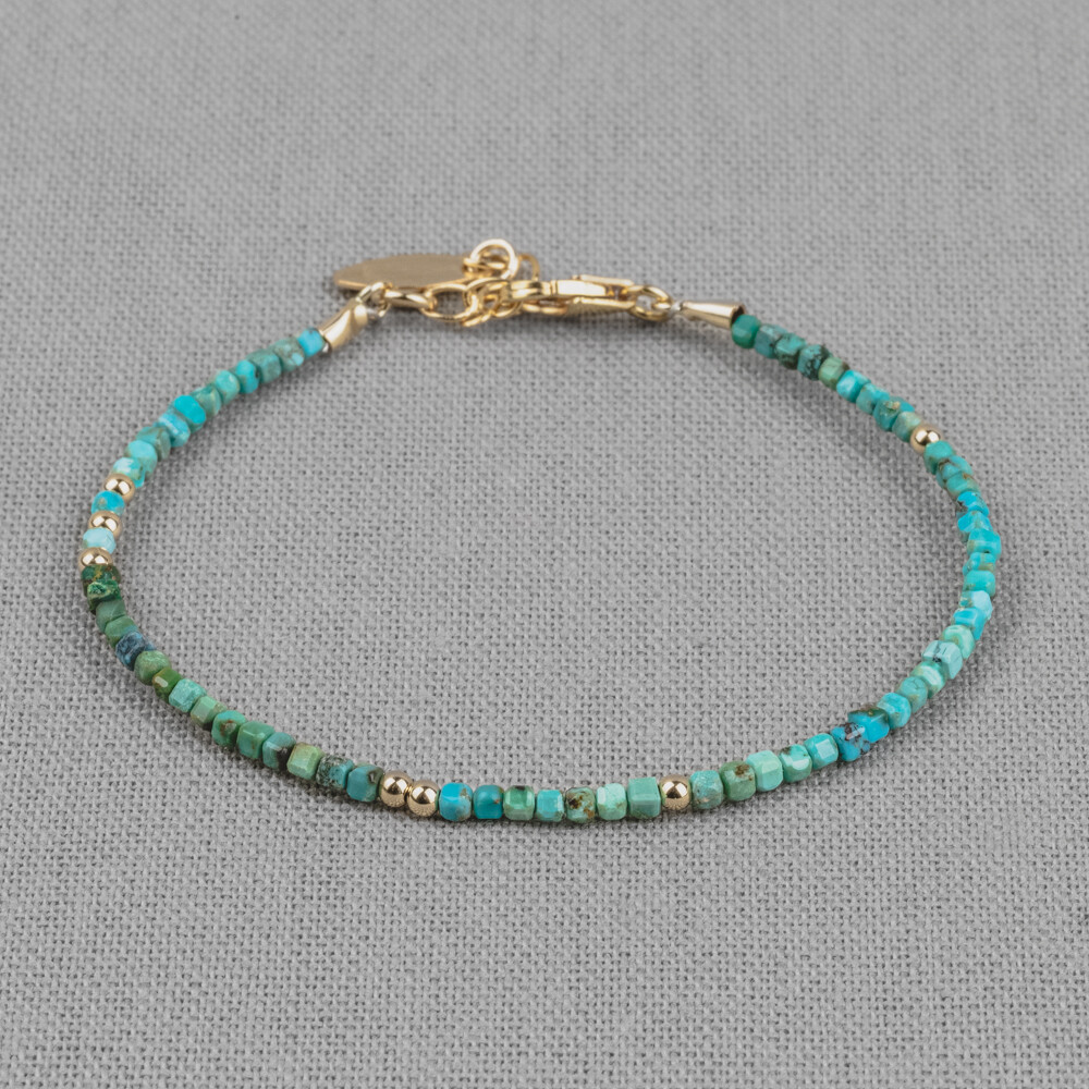 Armband uit de Sparkling Gems-lijn gemaakt van Goldfilled in combinatie met Turkoois. Turkoois is een edelsteen die bekend staat als genezer. Deze steen brengt namelijk het emotionele en het fysieke lichaam tot rust. Combineer met het bijpassende collier!
