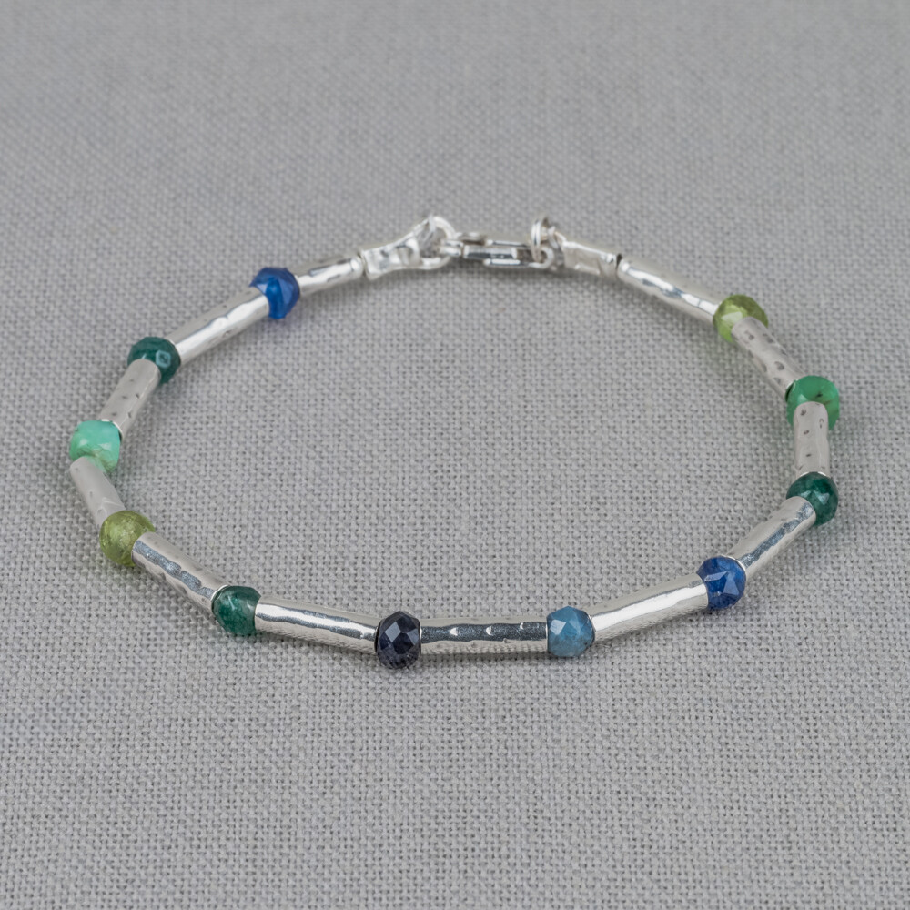 Armband gemaakt van 925 sterling zilver in combinatie met verschillende edelstenen. Combineer deze armband met het bijpassende collier voor een complete look!