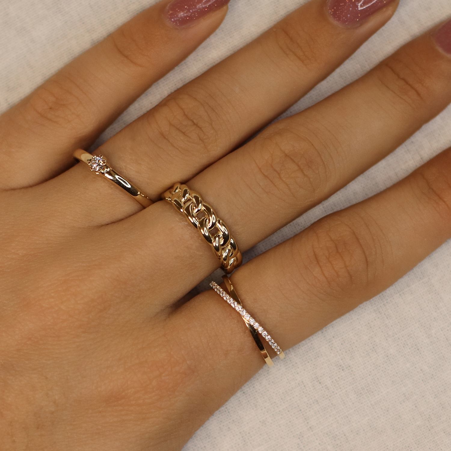 Prachtige zirkonia's sieren deze 14 karaat geelgouden ring van Glow. Gemaakt van 14 karaat geelgoud en verkrijgbaar in de maten 52, 54 en 56. Combineer de ring met andere sieraden van Glow voor een complete look.

GLOW
Benadruk jouw stijl met de verfijnde sieraden van GLOW en laat je inspireren door de uitgebreide collectie 14 karaats gouden sieraden van de hoogste Europese kwaliteit. Ontworpen om elke dag te dragen. Naast tijdloze ontwerpen bestaat de collectie ook uit hippe sieraden; zoals minimalistische gouden collieren en grafische oorknopjes. Wil je een beetje extra stralen? Kies dan voor flonkerende zirkonia of ga voor luxe met onze geraffineerde diamanten sieraden.
  
  Specificaties
  - 214.1408
  - Ring
  - 14 karaat geelgoud
  - Met zirkonia's
  - Maat 52
