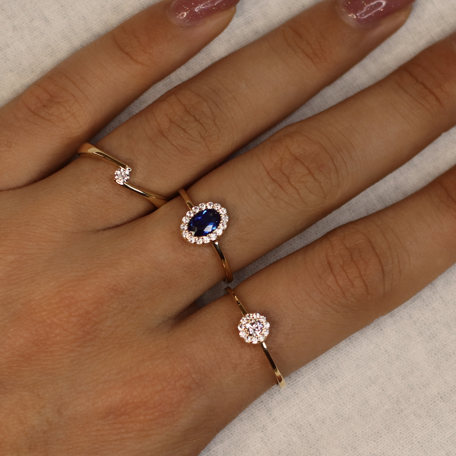 Deze klassieke ring van Glow is een echte eyecatcher. Door de schitterende diamant is dit sieraad klassiek en chique in één. De ring kan alleen gedragen worden of samen met andere ringen van Glow. De ring heeft een breedte van 1,5mm.

GLOW
Benadruk jouw stijl met de verfijnde sieraden van GLOW en laat je inspireren door de uitgebreide collectie 14 karaats gouden sieraden van de hoogste Europese kwaliteit. Ontworpen om elke dag te dragen. Naast tijdloze ontwerpen bestaat de collectie ook uit hippe sieraden; zoals minimalistische gouden collieren en grafische oorknopjes. Wil je een beetje extra stralen? Kies dan voor flonkerende zirkonia of ga voor luxe met onze geraffineerde diamanten sieraden.
  
  Specificaties
  - 214.2151
  - Ring
  - 14 karaat geelgoud
  - Met diamant
  - Maat 56