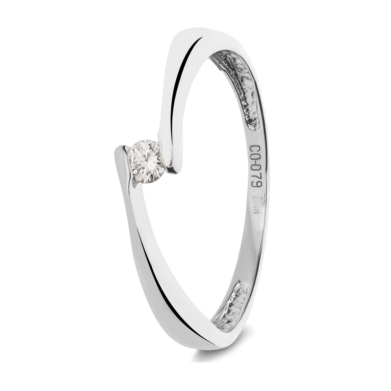 Deze tijdloze ring van Glow mag niet in je sieradencollectie ontbreken! De ring is gemaakt van 14 karaat geelgoud en is gezet met een prachtige diamant. Verkrijgbaar in maat 52, 54 en 56. De ring heeft een breedte van 2,5mm.

GLOW
Benadruk jouw stijl met de verfijnde sieraden van GLOW en laat je inspireren door de uitgebreide collectie 14 karaats gouden sieraden van de hoogste Europese kwaliteit. Ontworpen om elke dag te dragen. Naast tijdloze ontwerpen bestaat de collectie ook uit hippe sieraden; zoals minimalistische gouden collieren en grafische oorknopjes. Wil je een beetje extra stralen? Kies dan voor flonkerende zirkonia of ga voor luxe met onze geraffineerde diamanten sieraden.
  
  Specificaties
  - 214.3151
  - Ring
  - 14 karaat geelgoud
  - Met diamant
  - Maat 56