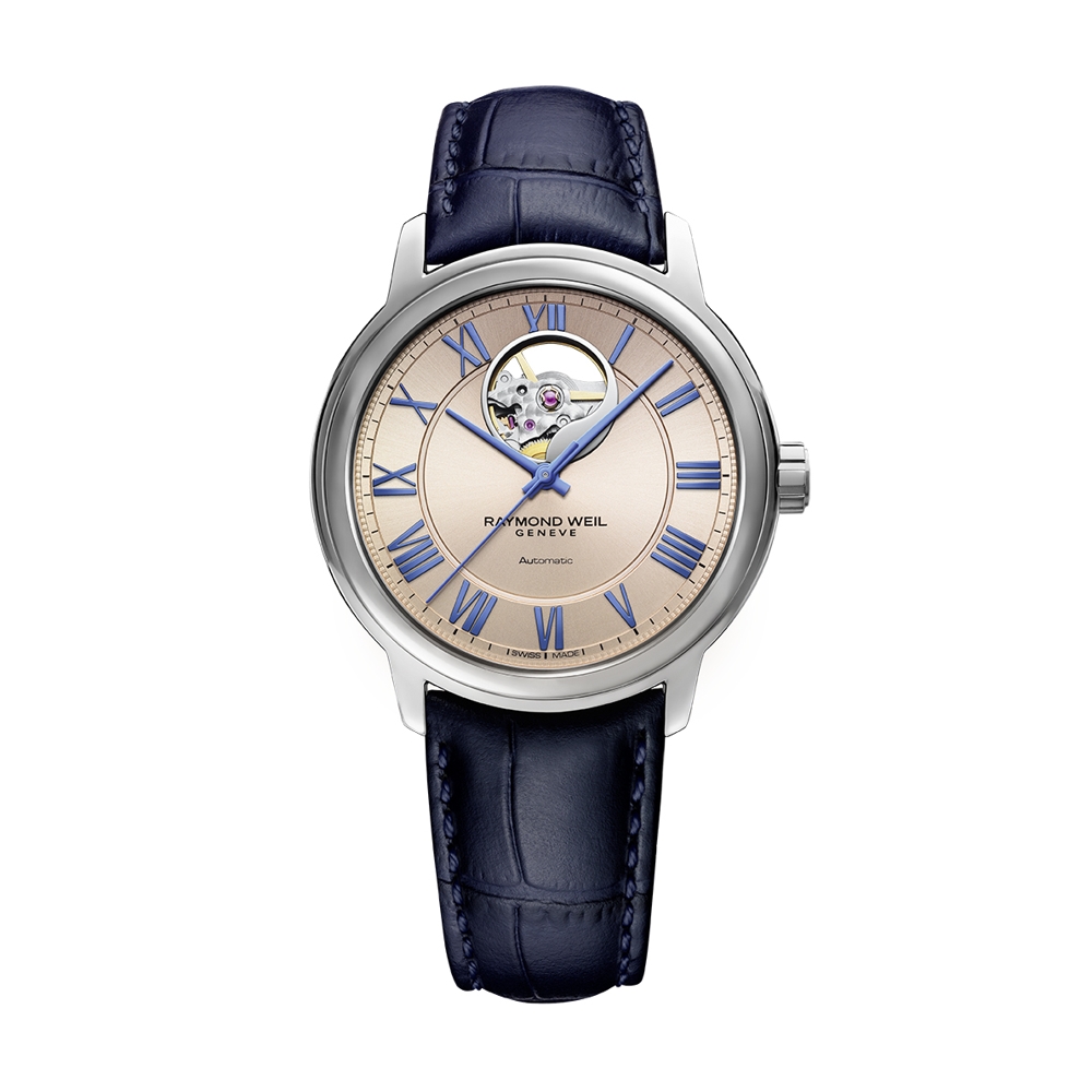 Dit herenhorloge is van het merk Raymond Weil. Het is een analoog horloge met een band gemaakt van leer.De diameter van de kast is 40 mm.
De verdere specificaties van het horloge zijn als volgt:
Glassoort: saffier
Kastmateriaal: edelstaal
Waterdichtheid: 5 ATM
Techniek: Mechanisch uurwerk zelfopwindend door arm en polsbeweging
Kastvorm: rond
Wijzerplaatkleur: Zalmkleur
Index: Romeinse cijfers
Bandkleur: blauw
Sluiting: vouwsluiting