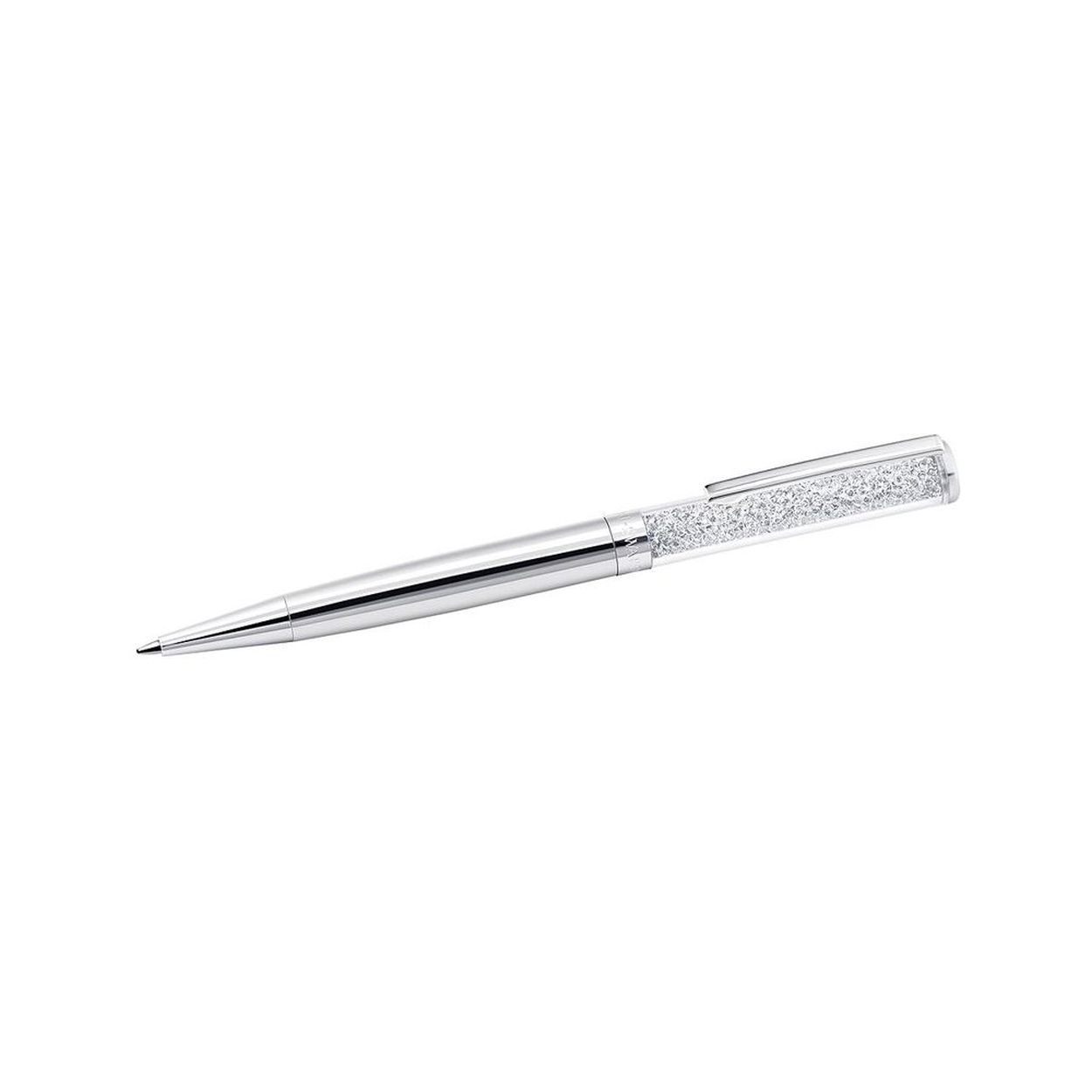 Voeg sprankeling toe aan dagelijkse taken met deze balpen, die elegante chroomoppervlakken combineert met delicate kristallen voor extra elegantie. Hij wordt geleverd in een etui en is een uitstekend cadeau voor elke gelegenheid. De hoogwaardige inktcartridge is eenvoudig te vervangen: open de pen in het midden door hem te draaien.
