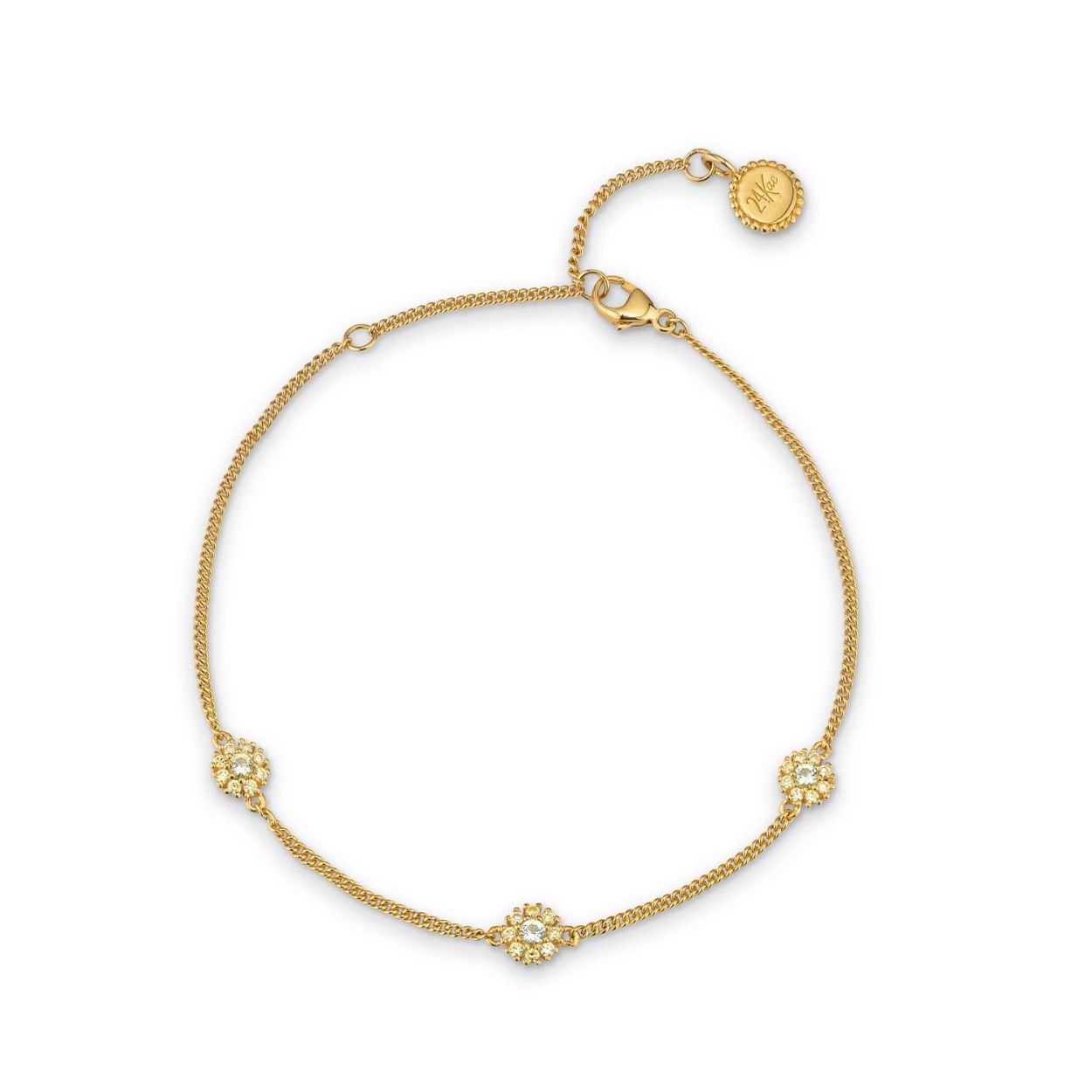Deze klassieke armband bevat bloemen gemaakt van zirkonia steentjes. De armband hoort bij een familie en heeft dus een bijpassende ketting en oorbellen. Zo kun je eindeloos combineren! Alle sieraden van 24Kae worden door Kae Sutherland met liefde en oog voor detail ontworpen. Elke armband van 24Kae kenmerkt zich door zijn authenticiteit door een unieke handgemaakte bedel met gravure. Details: - Lengte armband: 15 cm met een verlenging van 4 cm Materiaal: - 925 Sterling zilver, voorzien van een 14k goudlaagje - Kubieke zirkonia stenen