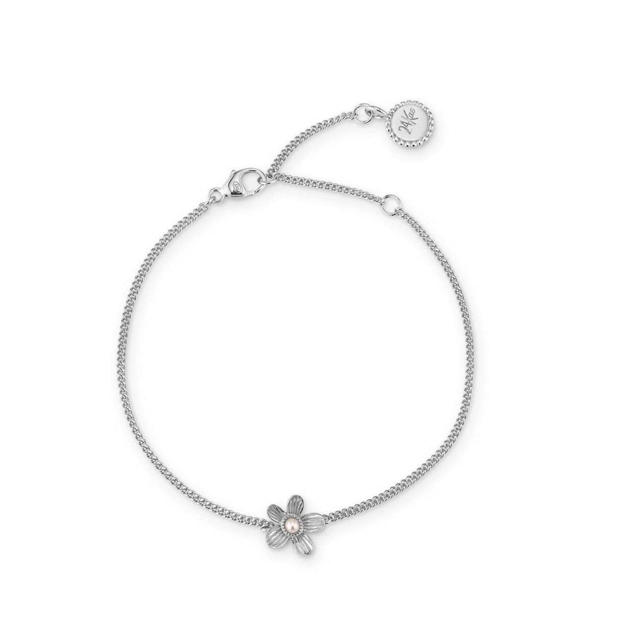 De bloemenfamilie! Deze klassieke armband bevat een bloem afgewerkt met een parel in het midden. De armband heeft een bijpassende ring, ketting, oorbellen en nog een armband. Zo kun je eindeloos combineren! Alle sieraden van 24Kae worden door Kae Sutherland met liefde en oog voor detail ontworpen. Elke armband van 24Kae kenmerkt zich door zijn authenticiteit door een unieke handgemaakte bedel met gravure. Details: - Lengte armband: 15 cm met een verlenging van 4 cm Materiaal: - 925 Sterling zilver - Zoetwaterparel