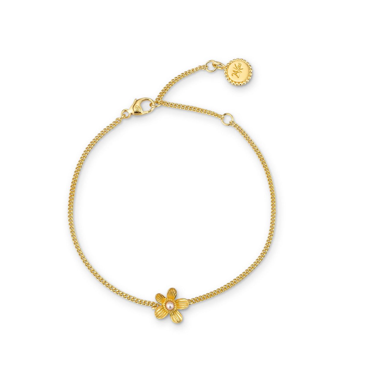 De bloemenfamilie! Deze klassieke armband bevat een bloem afgewerkt met een parel in het midden. De armband heeft een bijpassende ring, ketting, oorbellen en nog een armband. Zo kun je eindeloos combineren! Alle sieraden van 24Kae worden door Kae Sutherland met liefde en oog voor detail ontworpen. Elke armband van 24Kae kenmerkt zich door zijn authenticiteit door een unieke handgemaakte bedel met gravure. Details: - Lengte armband: 15 cm met een verlenging van 4 cm Materiaal: - 925 Sterling zilver, voorzien van een 14k goudlaagje - Zoetwaterparel