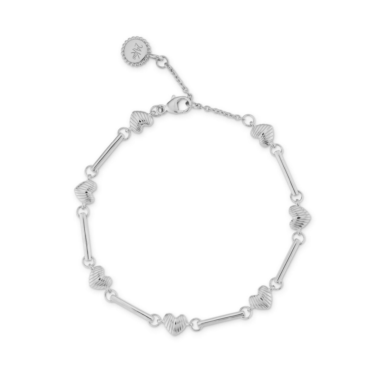 Deze armband bevat 5 hartjes afgewisselt met een staafje. De hartjes hebben een schelp structuur en zijn daardoor perfect te combineren met de andere items uit deze SS24 collectie! De armband is gemaakt van 925 sterling zilver gerodineerd. Elk 24Kae sieraad is met liefde en oog voor detail ontworpen door Kae Sutherland.