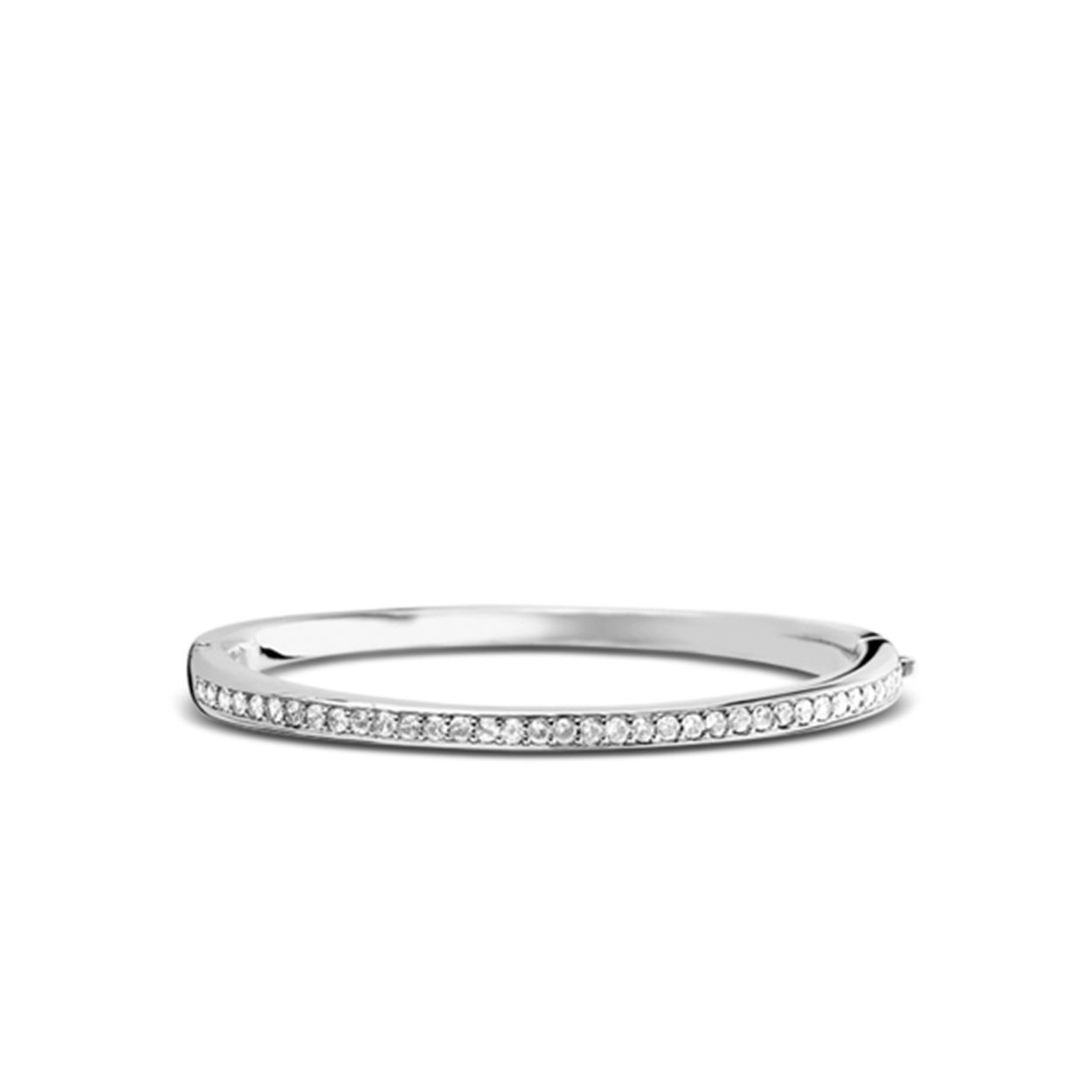 De briljant geslepen zirkonia's in deze mooie TI SENTO - Milano ring zijn in een rijzetting met de hand verwerkt. De gerhodineerd sterling zilveren armband is ovaalvormig waardoor deze comfortabel om de pols draagt. Het scharnier en het slot zijn in het design van de armband weggewerkt. De binnenzijde van de armband is glad afgewerkt zodat deze niet in de arm snijdt maar wel licht aanvoelt.