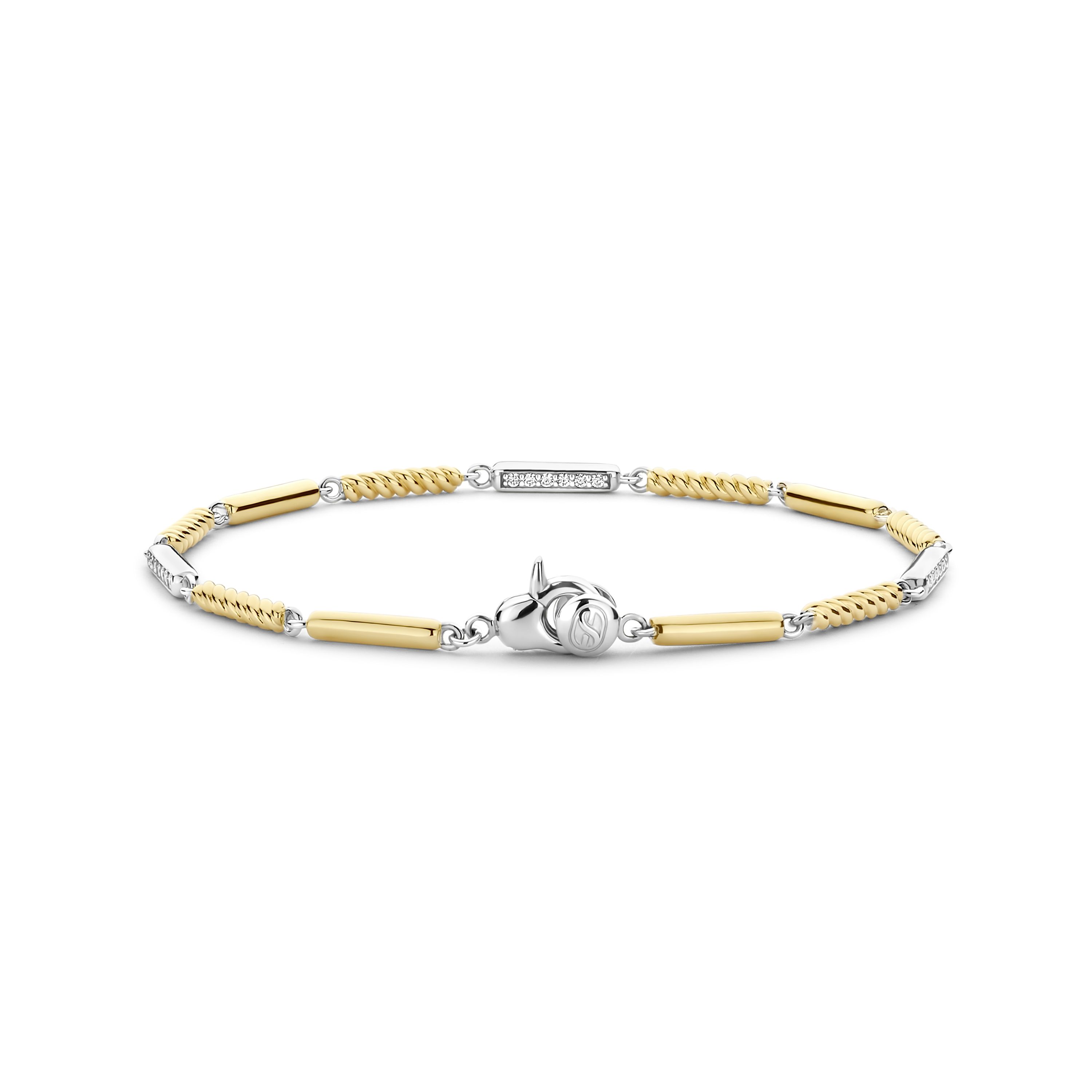 De TI SENTO armband 23069ZY verrijkt je elegantie met een stralende combinatie van luxe materialen en tijdloos design. Deze armband heeft afwisselend sterling zilveren schakels en vergulde schakels, waarvan sommige zijn verfraaid met delicate pav�-set cubic zirconia accenten, terwijl andere een speelse touwstructuur tonen. De armband is vervaardigd uit premium 925 sterling zilver en verguld.

Perfect in lijn met de gloed van warme zomerdagen, voegt dit stuk verfijning en sprankeling toe aan elk ensemble. Of je nu geniet van een zonnige middag of een glamoureuze avond, de uitstekende afwerking en het harmonieuze ontwerp maken het een veelzijdig accessoire.
Hypoallergeen en nikkelvrij, zorgt deze armband voor langdurig comfort en biedt blijvende kwaliteit.
