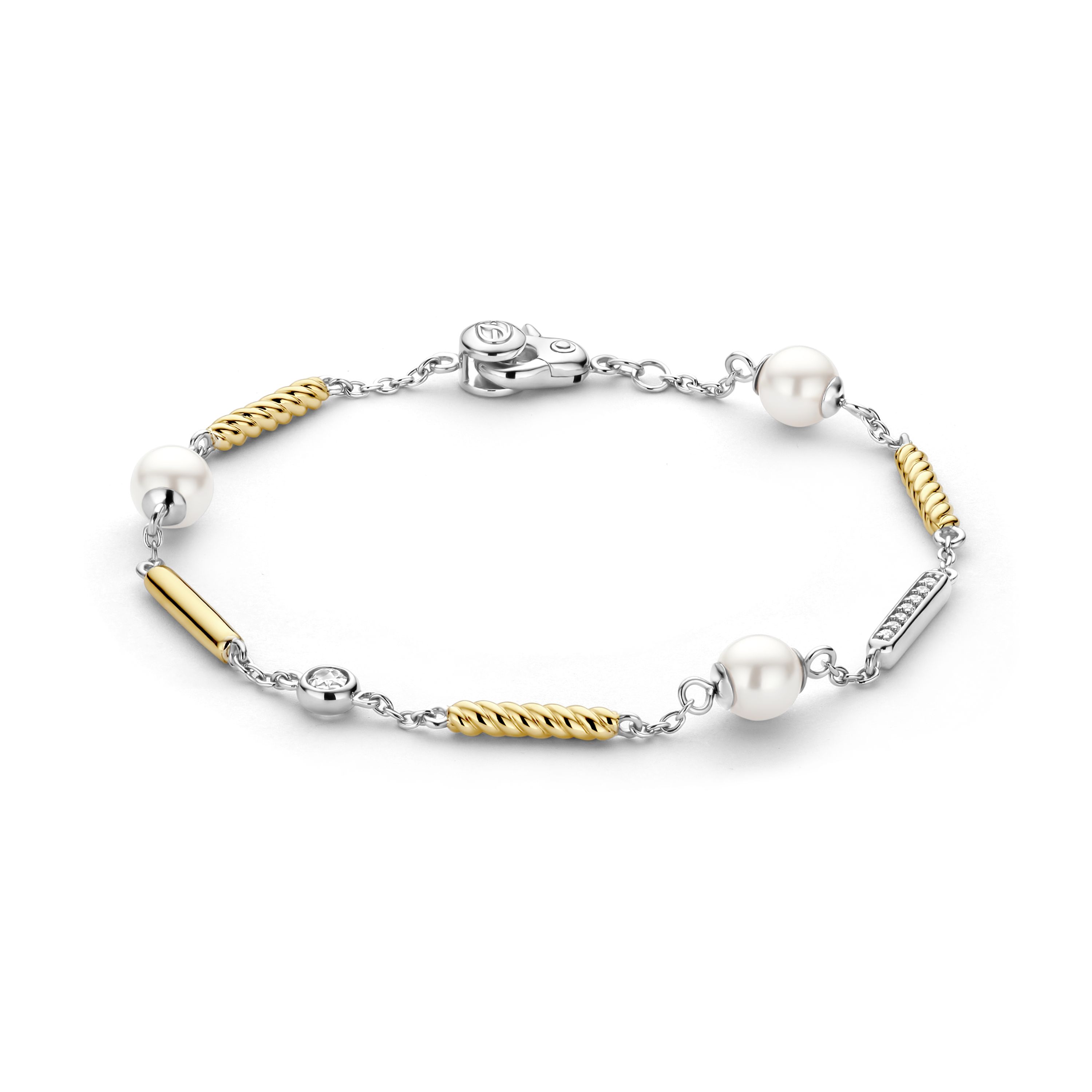De TI SENTO armband 23070ZY voegt een vleugje tijdloze charme toe aan je stijl. Dit verfijnde sieraad combineert rechthoekige vergulde touwstructuren, pav�-set cubic zirconia en stralende parels, wat een harmonieuze mix van texturen en materialen cre�ert. Gemaakt van premium 925 sterling zilver, straalt de armband elegantie uit met een speelse twist.

Ge�nspireerd door de gloed van gouden zomertinten, roept deze armband de schoonheid van zonovergoten dagen en warme, aangename avonden op. De gedetailleerde afwerking en gracieuze compositie maken het een veelzijdig accessoire voor zowel casual als verfijnde gelegenheden.

Draag de armband solo om het unieke ontwerp te laten stralen, of combineer het met andere TI SENTO stukken voor een persoonlijke look. Hypoallergeen en nikkelvrij, biedt deze armband comfort en langdurige kwaliteit.