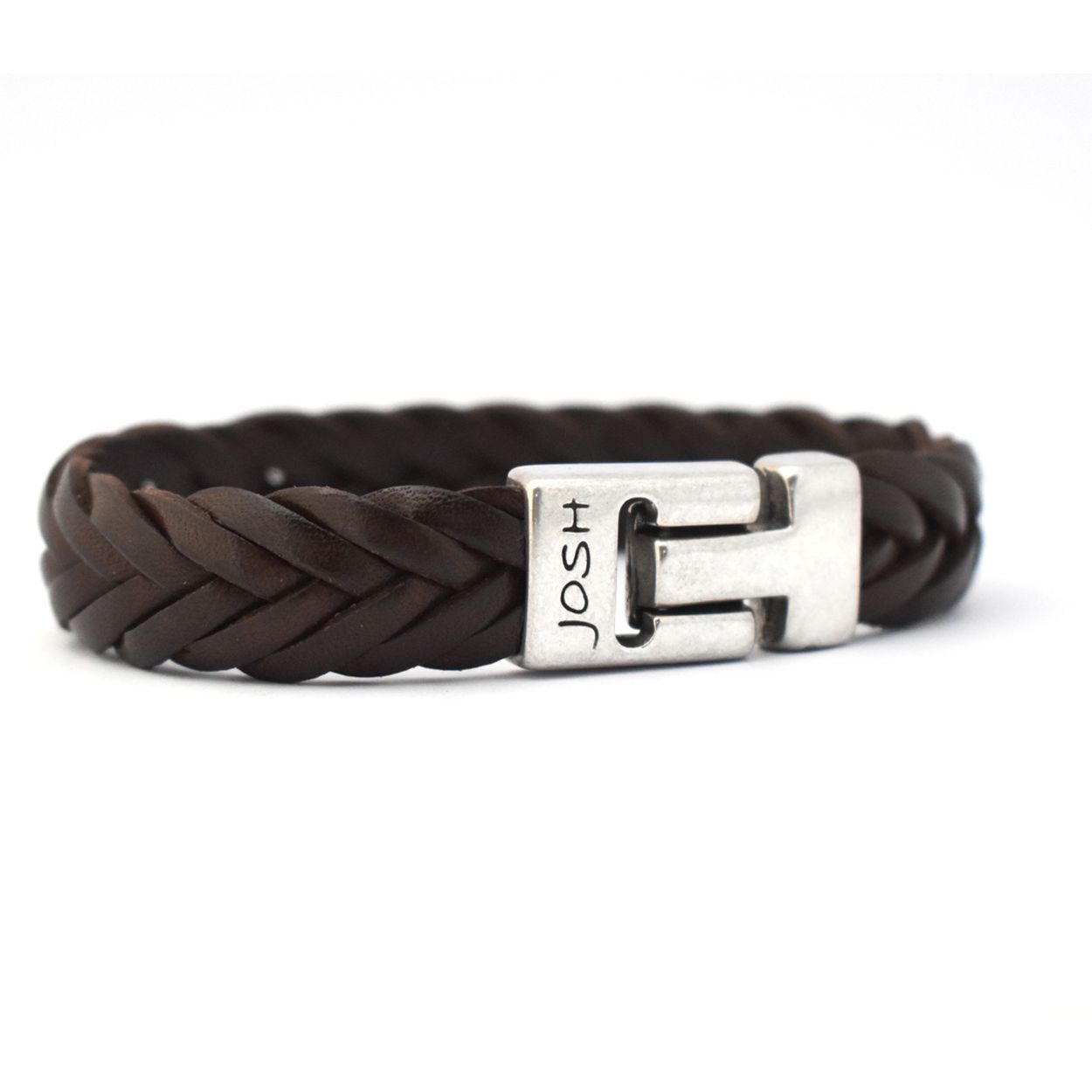 Dit is een prachtige Josh armband gemaakt van metaal en leer. De kleuren van deze armband zijn zilver en bruin. Met magneet sluiting. In diverse lengtes leverbaar.