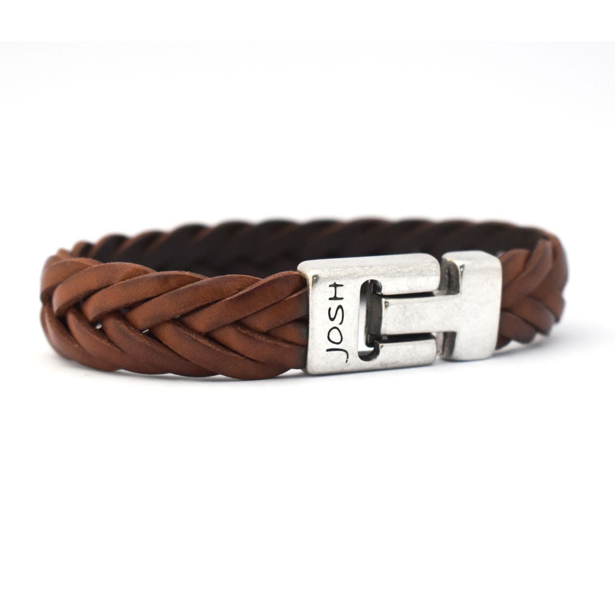 Dit is een prachtige Josh herenarmband gemaakt van metaal en leer. De kleuren van deze armband zijn zilver en cognac. De maat van dit sieraad is M (205mm).