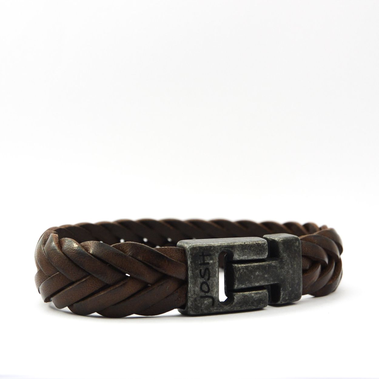 Dit is een prachtige Josh herenarmband gemaakt van metaal en leer. De kleuren van deze armband zijn vintage zwart en bruin. De draaglengte van dit sieraad is 22+ cm en is verkrijgbaar in diverse andere lengtes.