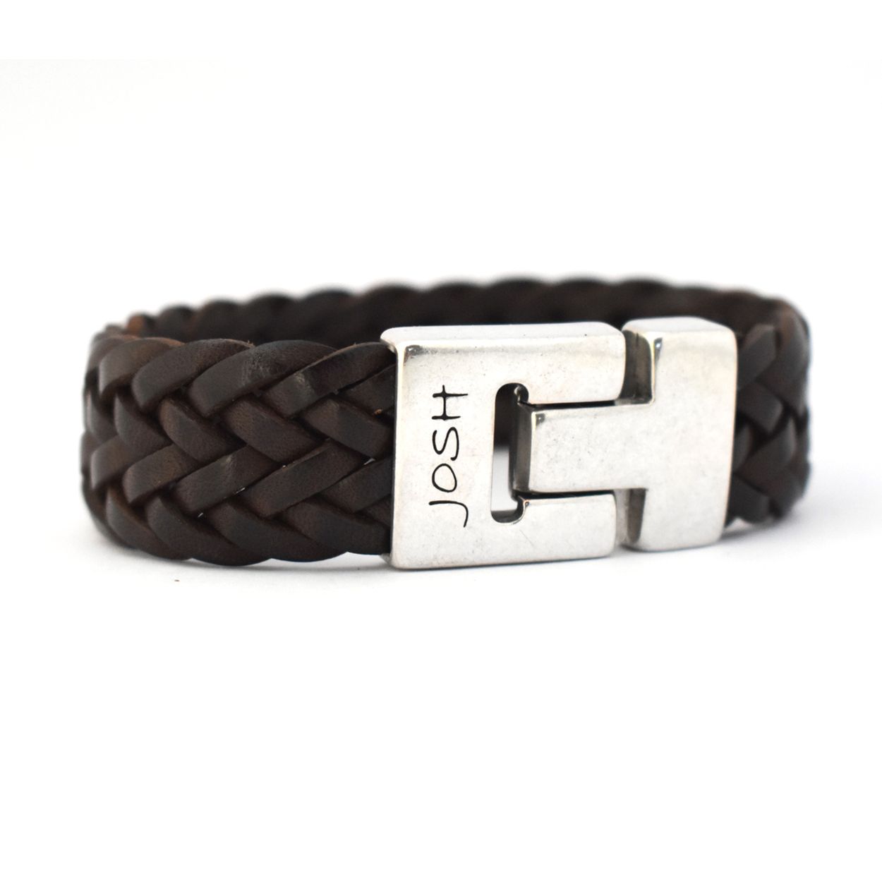 Dit is een prachtige Josh herenarmband gemaakt van metaal en leer. De kleuren van deze armband zijn zilver en bruin. De maat van dit sieraad is M (205mm).