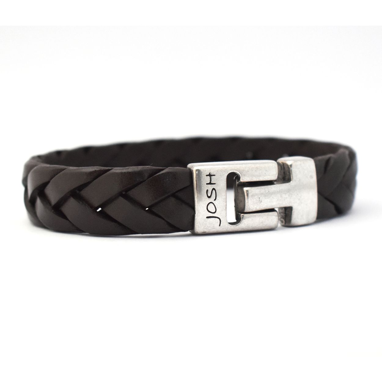 Dit is een prachtige Josh herenarmband gemaakt van metaal en leer. De kleuren van deze armband zijn zilver en bruin. De maat van dit sieraad is L (22.5cm).