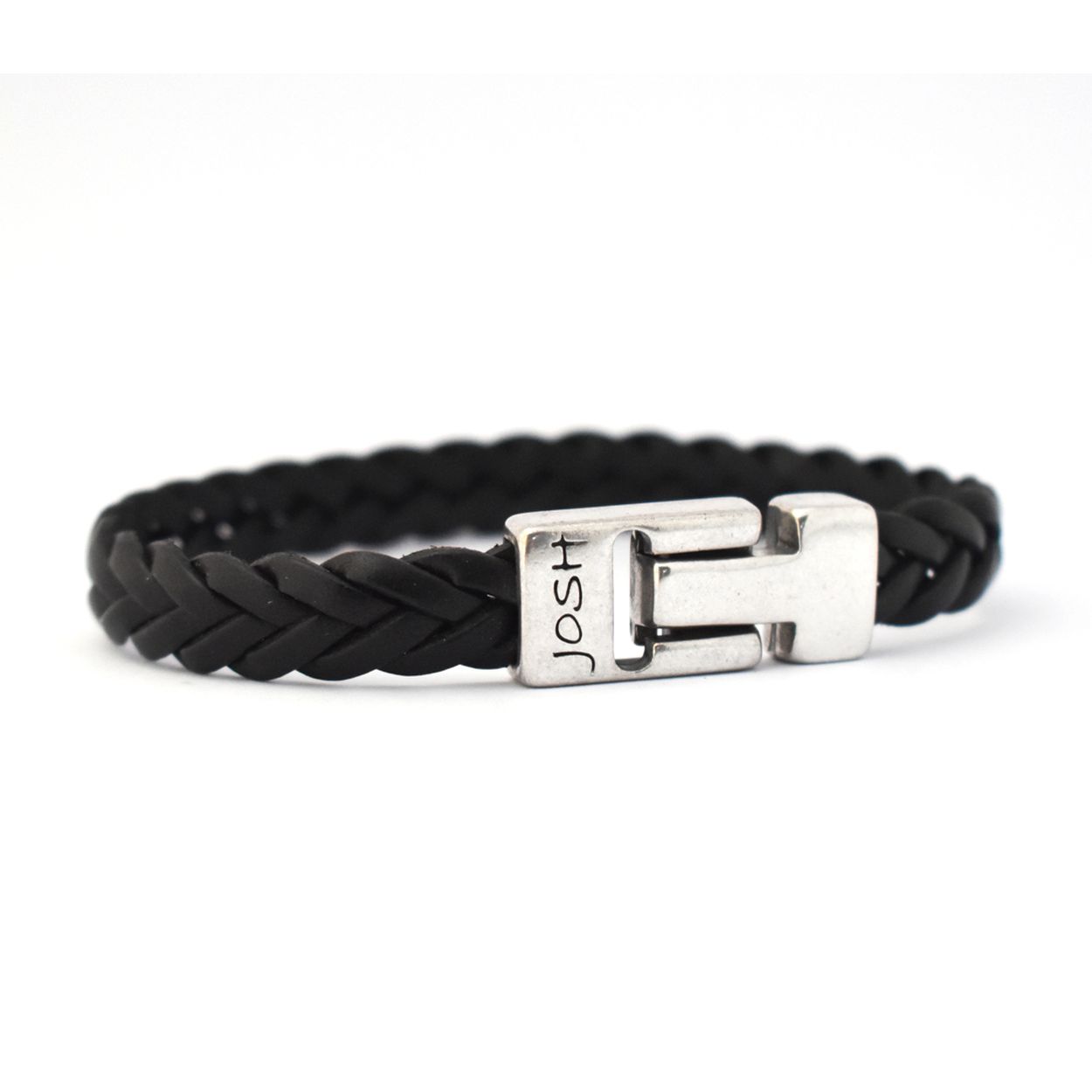 Dit is een prachtige Josh herenarmband gemaakt van metaal en leer. De kleuren van deze armband zijn zilver en zwart. De maat van dit sieraad is L (225mm).