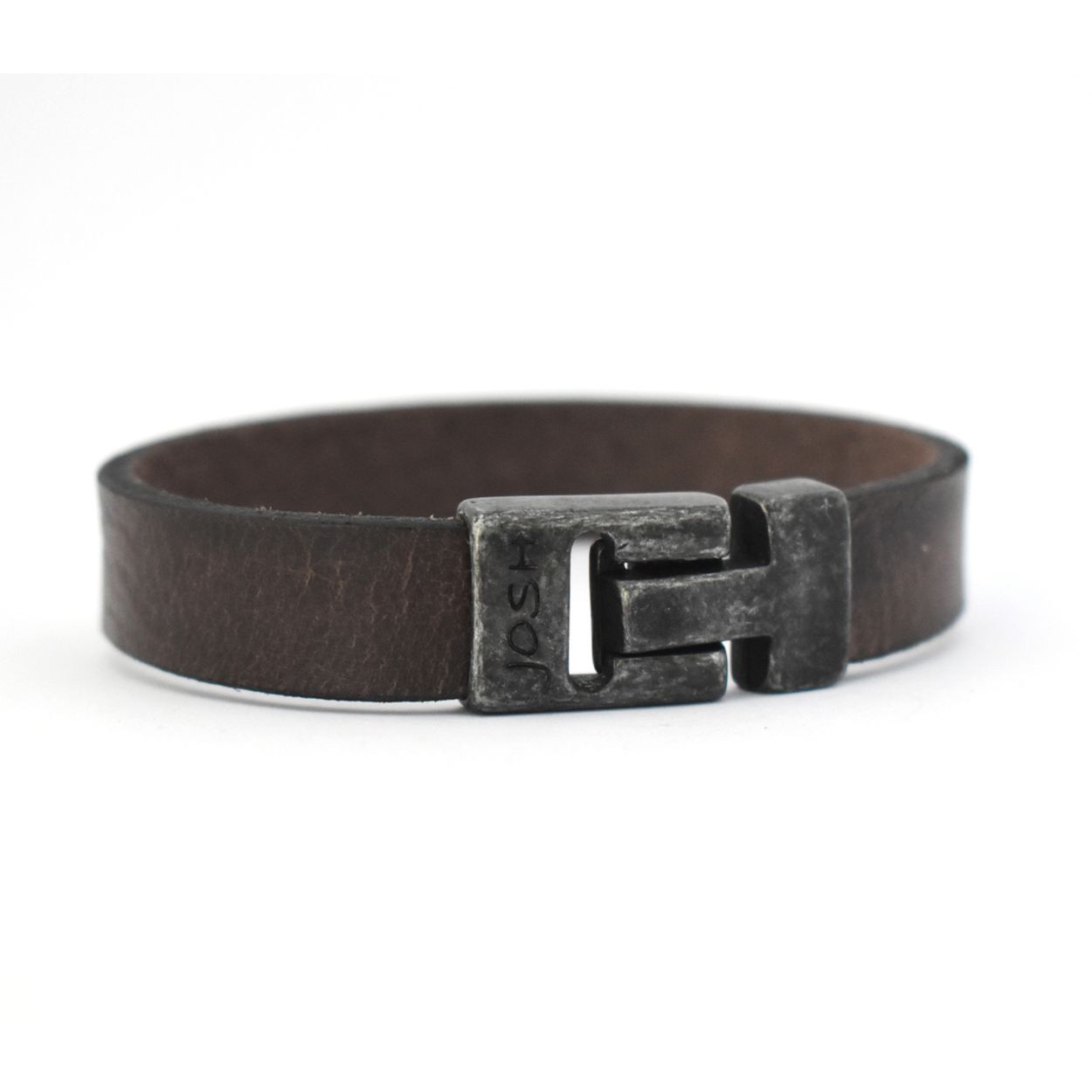 Dit is een prachtige Josh herenarmband gemaakt van metaal en leer. De kleuren van deze armband zijn vintage zwart en bruin. De maat van dit sieraad is L-1 (215mm).