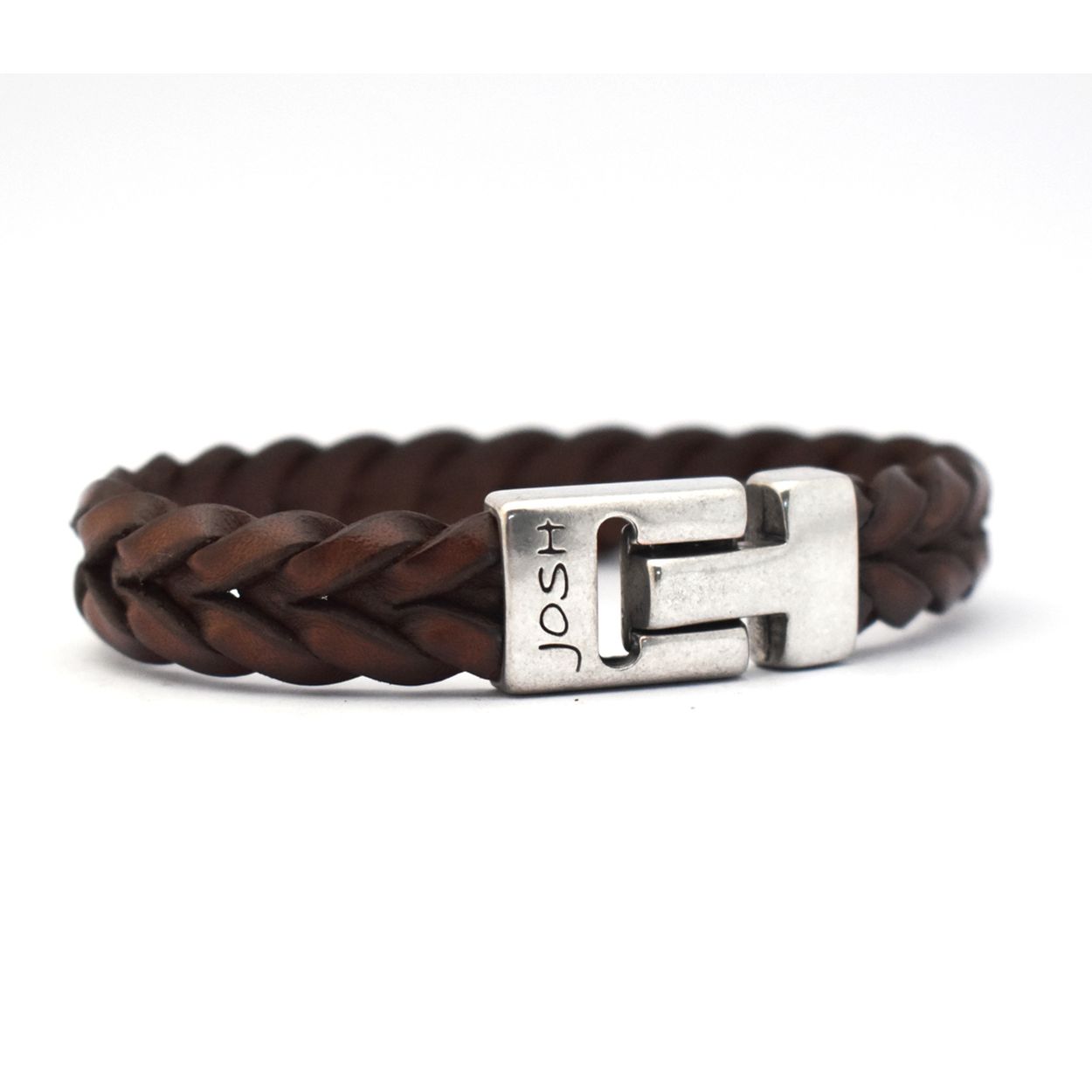 Dit is een prachtige Josh herenarmband gemaakt van metaal en leer. De kleuren van deze armband zijn zilver en cognac. De maat van dit sieraad is M (205mm).