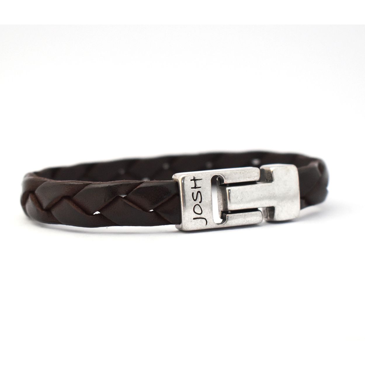 Dit is een prachtige Josh herenarmband gemaakt van metaal en leer. De kleuren van deze armband zijn zilver en bruin. De maat van dit sieraad is L (225mm).