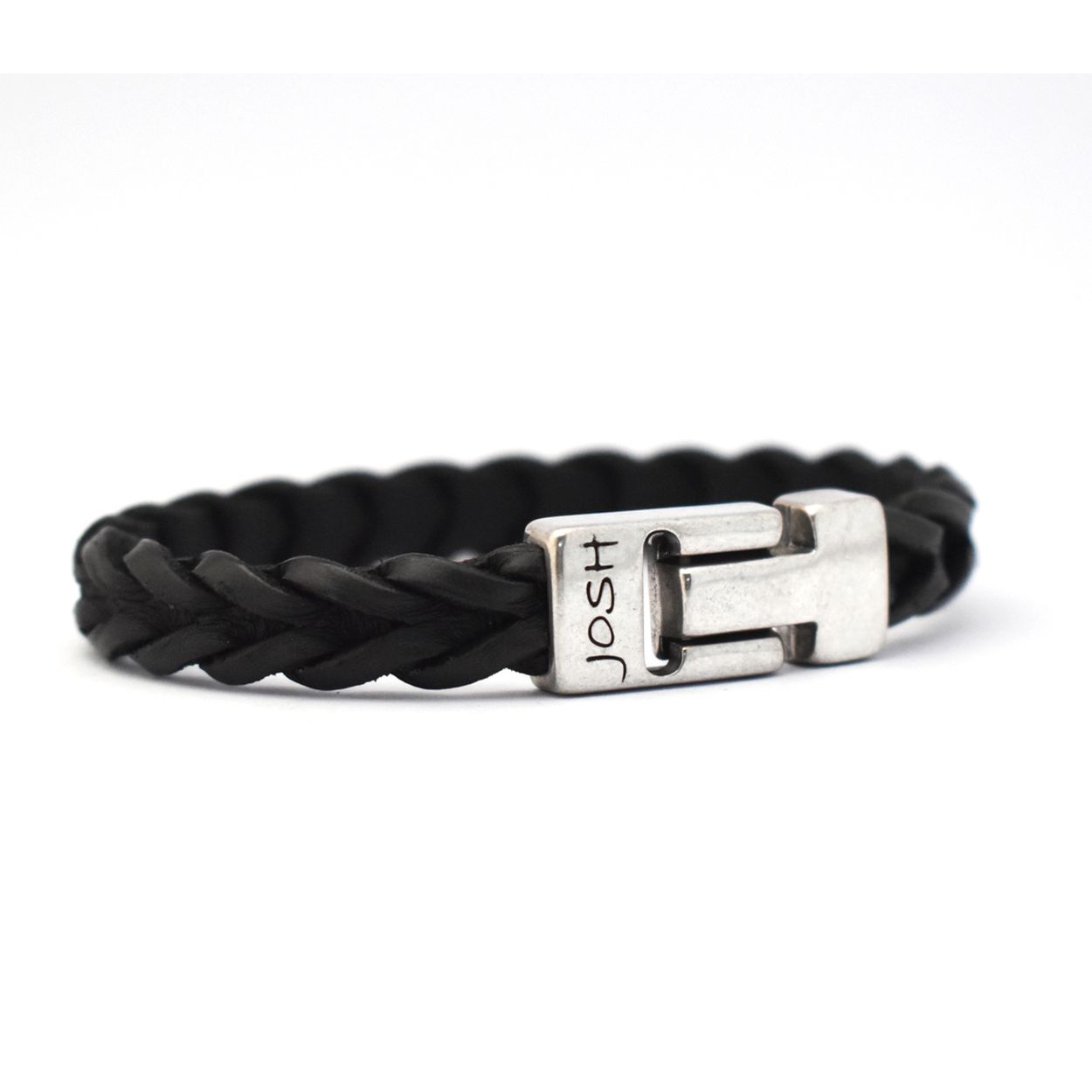 Dit is een prachtige Josh herenarmband gemaakt van metaal en leer. De kleuren van deze armband zijn zilver en zwart. De maat van dit sieraad is L-1 (215mm).