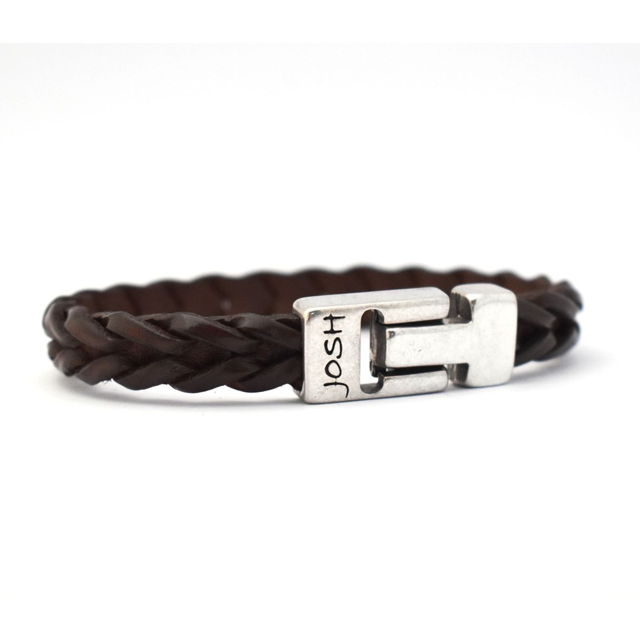 Dit is een prachtige Josh herenarmband gemaakt van metaal en leer. De kleuren van deze armband zijn zilver en cognac. De maat van dit sieraad is L-1 (215mm).