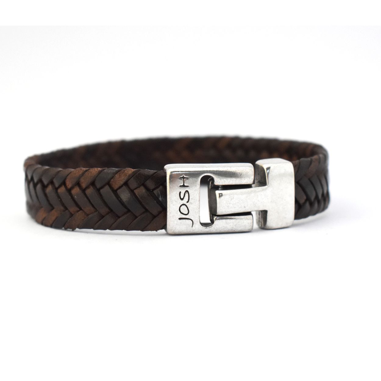 Dit is een prachtige Josh herenarmband gemaakt van metaal en leer. De kleuren van deze armband zijn zilver en bruin. De maat van dit sieraad is L (225mm).