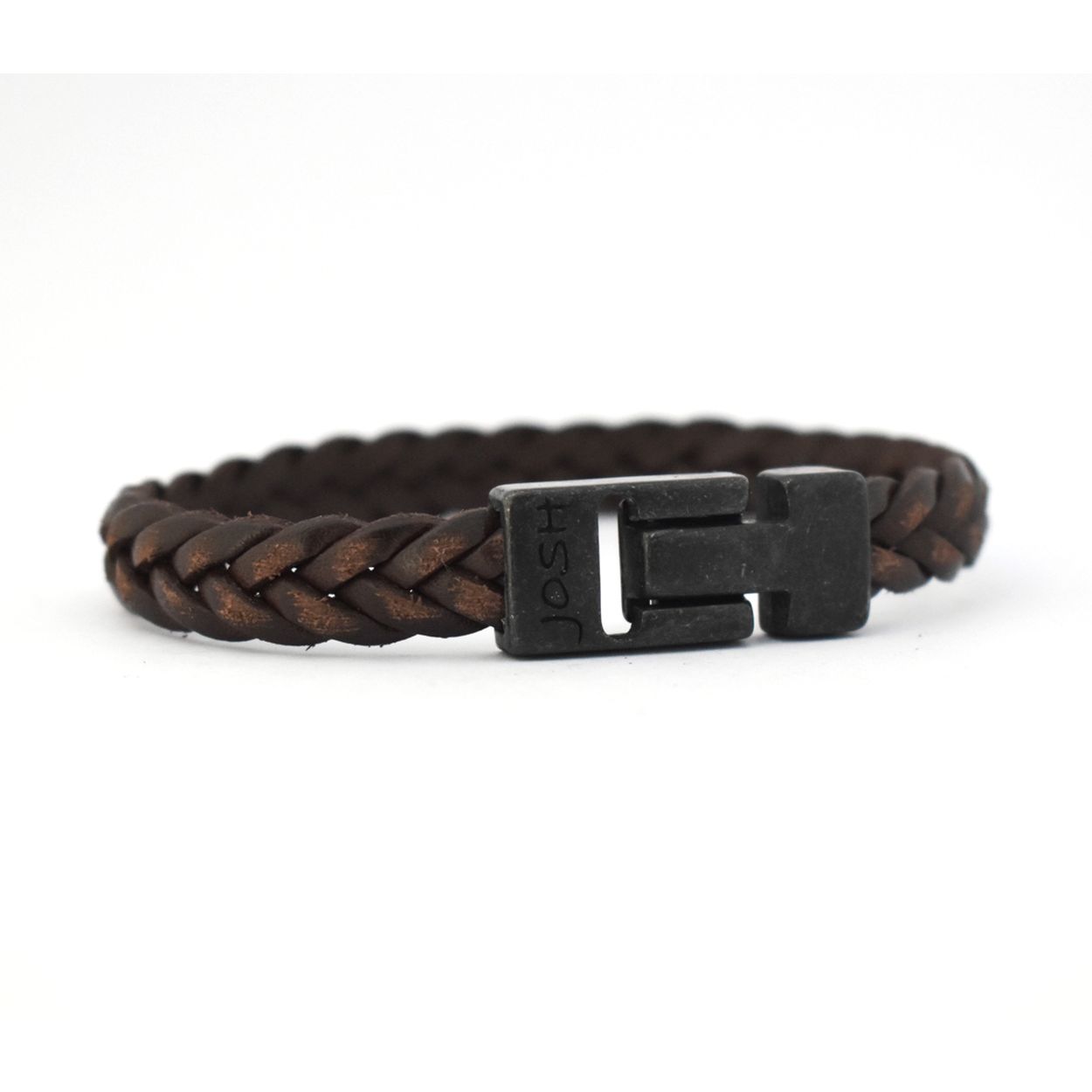 Dit is een prachtige Josh herenarmband gemaakt van metaal en leer. De kleuren van deze armband zijn vintage zwart en bruin. De maat van dit sieraad is L-1 (215mm).