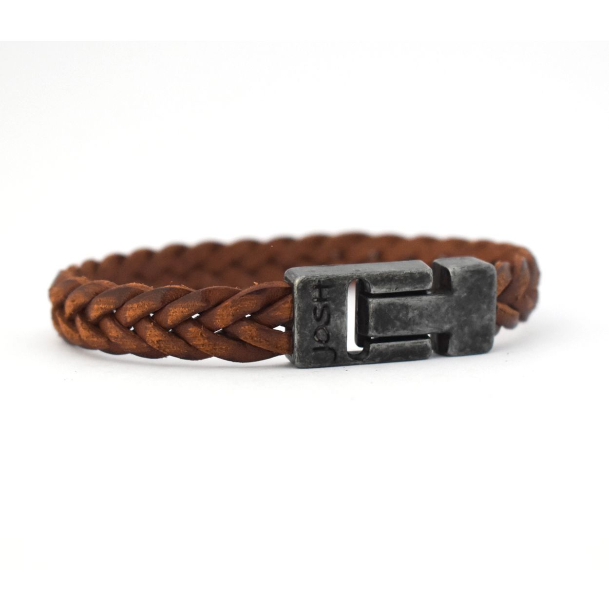 Dit is een prachtige Josh herenarmband gemaakt van metaal en leer. De kleuren van deze armband zijn vintage zwart en cognac. De maat van dit sieraad is L-1 (21.5cm).