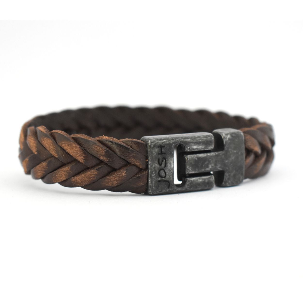 Dit is een prachtige Josh herenarmband gemaakt van metaal en leer. De kleuren van deze armband zijn vintage zwart en bruin. De maat van dit sieraad is L (225mm).