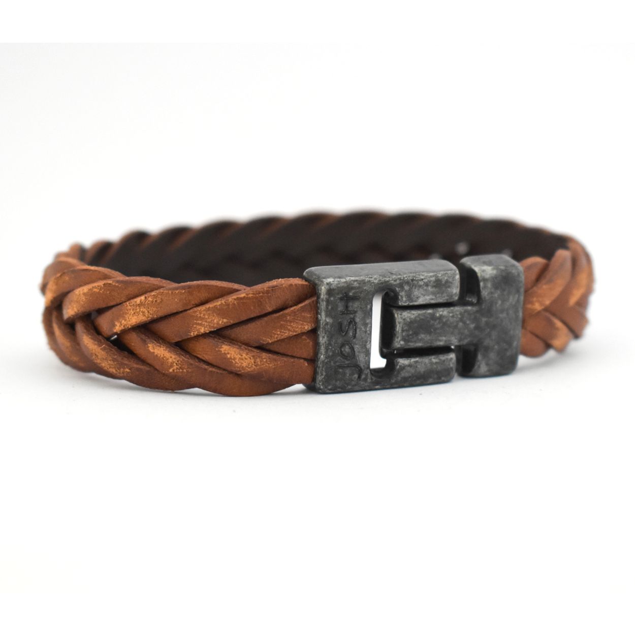 Dit is een prachtige Josh herenarmband gemaakt van metaal en leer. De kleuren van deze armband zijn vintage zwart en cognac. De maat van dit sieraad is L (225mm).