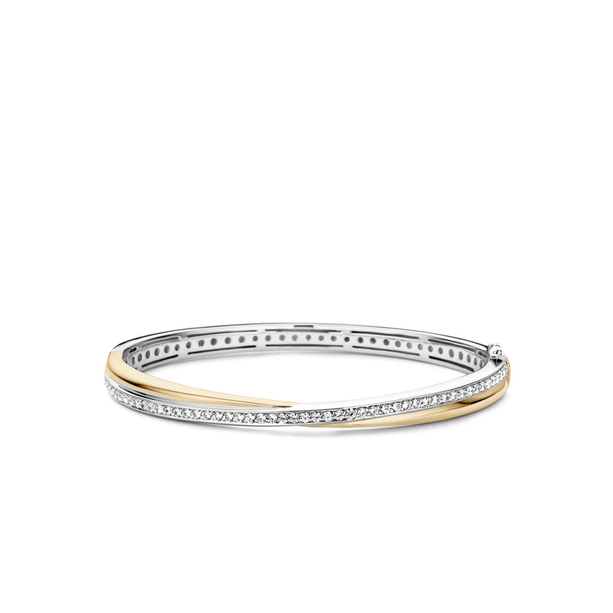 Dit prachtige Moments spangarmband is verguld en versierd met sprankelende zirkonia stenen. Het elegante en tijdloze ontwerp voegt een vleugje glamour toe aan elke outfit. Draag deze armband alleen voor een subtiele look of combineer hem met andere armbanden voor een trendy gelaagde stijl. De armband is perfect voor dagelijks gebruik of speciale gelegenheden. Voeg dit juweel toe aan jouw collectie voor een geweldige toevoeging aan jouw look.