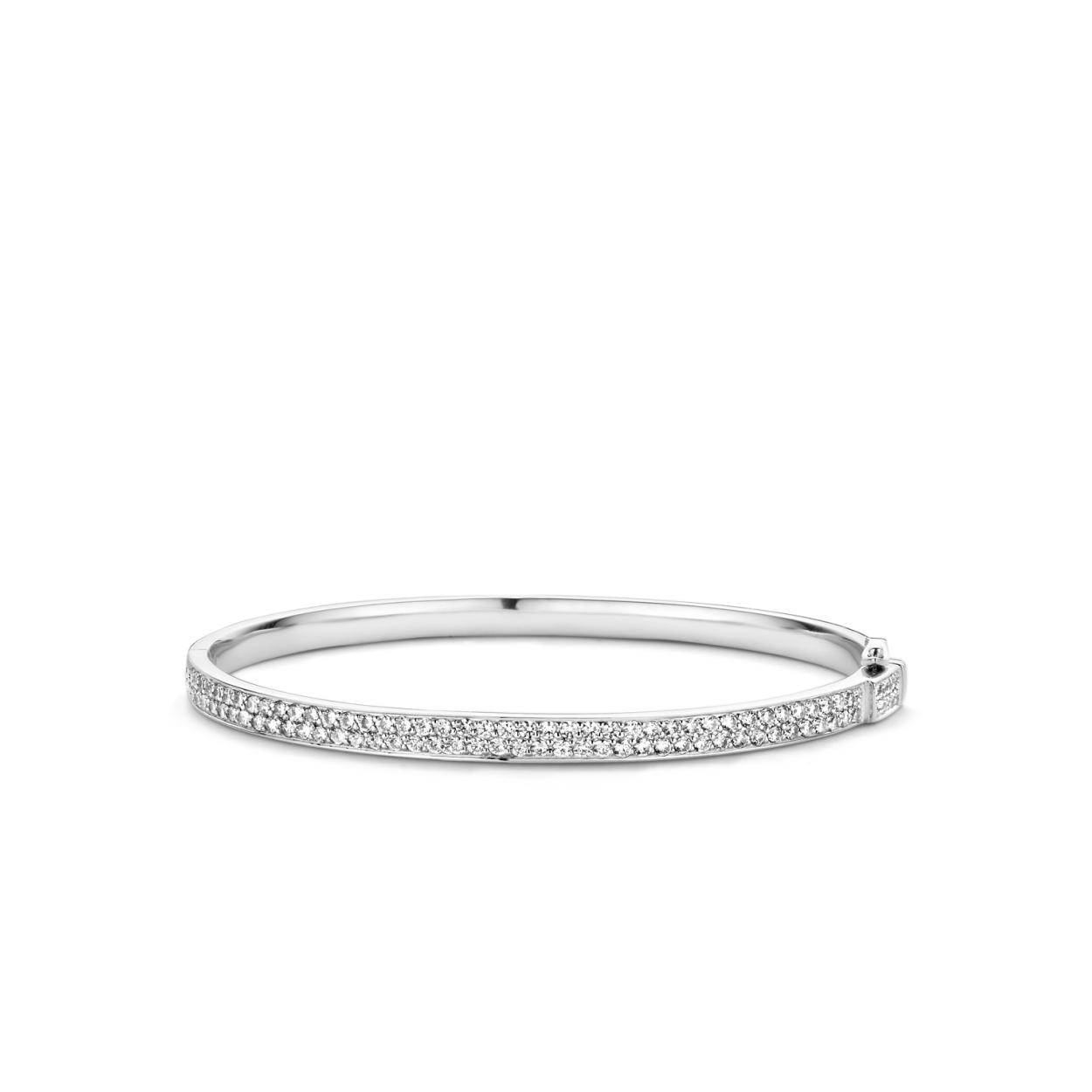 Moments Jewelry  zijn sieraden waar jouw sieradenkist niet zonder kan. De zilveren sieraden zijn gerhodineerd, of verguld in het ros� of geel goud. Wanneer gezet met stenen, is gebruik gemaakt van briljant geslepen zirconia's.