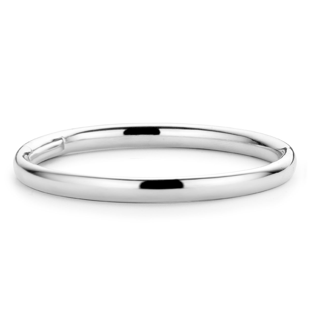 De Moments zilveren bangle armband is een verfijnde armband vervaardigd uit hoogwaardig zilver. Deze elegante armband is perfect voor elke gelegenheid. Draag hem solo voor een minimalistische look of combineer met andere zilveren sieraden voor een gelaagd effect. Ideaal als modieuze toevoeging aan iedere outfit.
