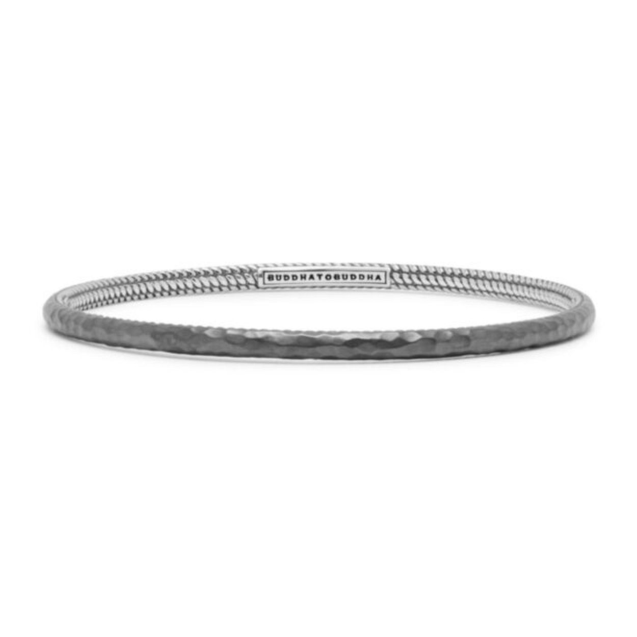 De Dunia armband is een verfijnde bangle uit de Refined collectie. Het design is gebaseerd op de iconische Ben schakel aan de binnenzijde en bestaat uit een geoxideerde en gehamerde structuur aan de buitenzijde. De armband is vervaardigd uit 925 sterling zilver en laat zich perfect combineren met andere bangles uit de Dunia range.