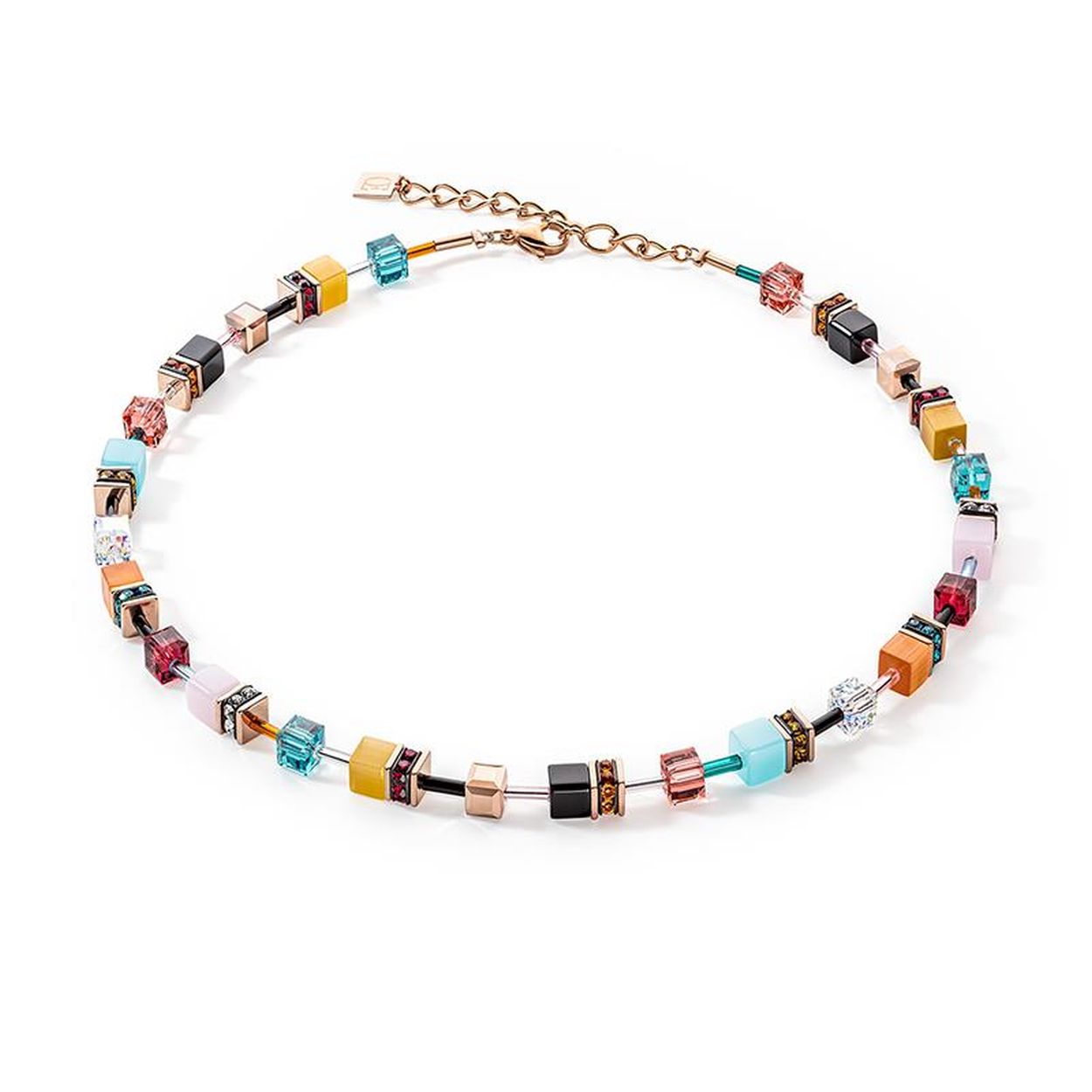 Kleurrijk handgemaakt GeoCUBE ketting Iconic multicolour Expressive uit de collectie van Coeur de Lion, nieuw in geschenkverpakking. Het rosévergulde roestvrij stalen collier is geregen synthetische tijgeroog, Swarovski® kristallen, glas en strass rondellen in prachtige kleuren, o.a. rood, blauw, oranje, roze, zwart en geel. Draaglengte van het collier is 42 tot en met 48 cm, dikte van de grootste blokjes is 0,6 cm. 