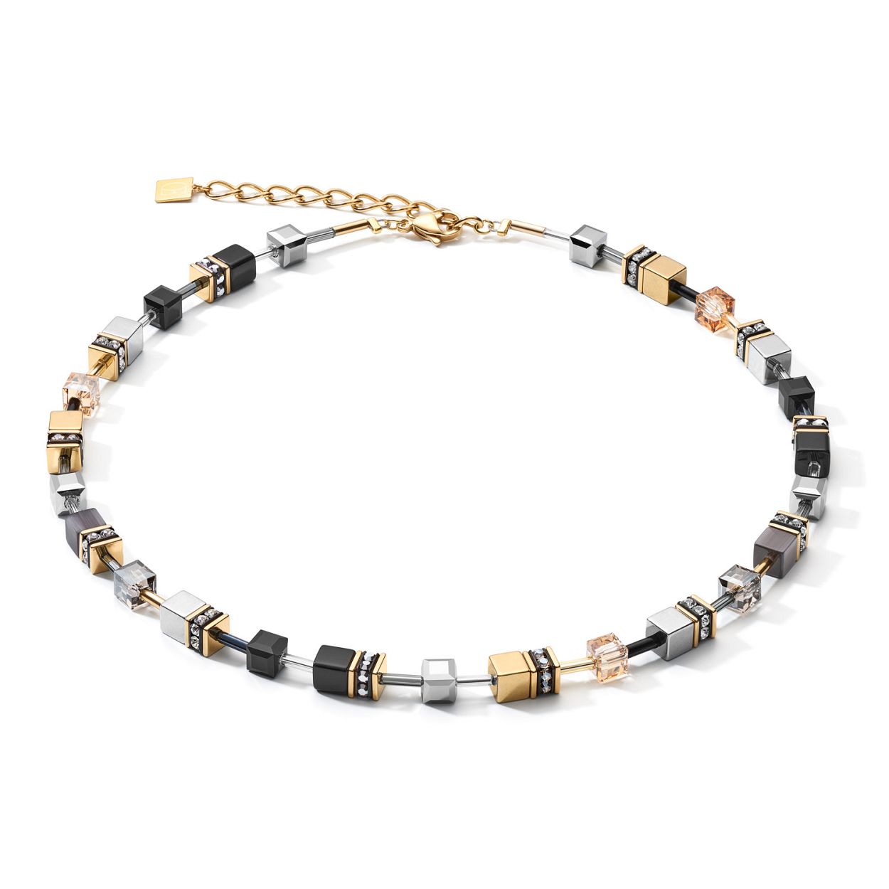 Verguld roestvrij staal collier in sprankelende, natuurlijke tinten, handgemaakt met glinsterende Swarovski®-kristallen, glas, strass rondellen, hematiet met een afwerking van titaniumoxide en synthetisch tijgeroog voor een opvallende, glamoureuze look.

Deze ketting uit de GeoCUBE collection van Coeur de Lion is 42 tot 48 cm, dikte van de blokjes is 0,6 cm. De sluiting van roestvrij staal, goudverguld.

Bijpassende armband en oorbellen zijn ook verkrijgbaar. U ontvangt het collier in een sieradendoosje van Coeur de Lion met echtheidscertificaat, mooi ingepakt.