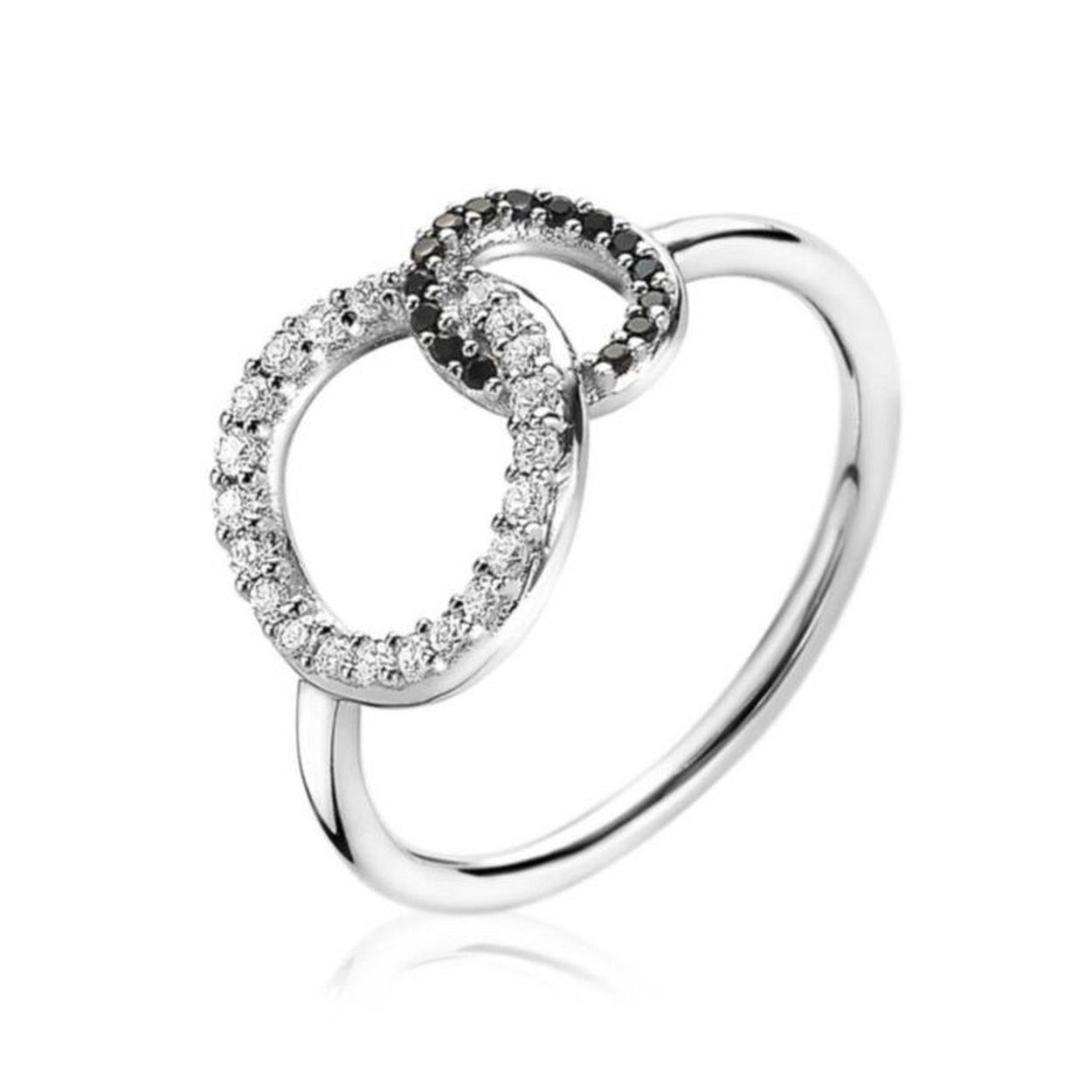 ZINZI zilveren ring, waarbij in het midden twee open ronde vormen mooi met elkaar verbonden zijn: een klein glad open rondje bezet met zwarte zirconia's en een groter open rondje bezet met witte zirconia's. Vervaardigd van eerste gehalte zilver (925) en met extra rodiumlaag voor een langdurige glans.