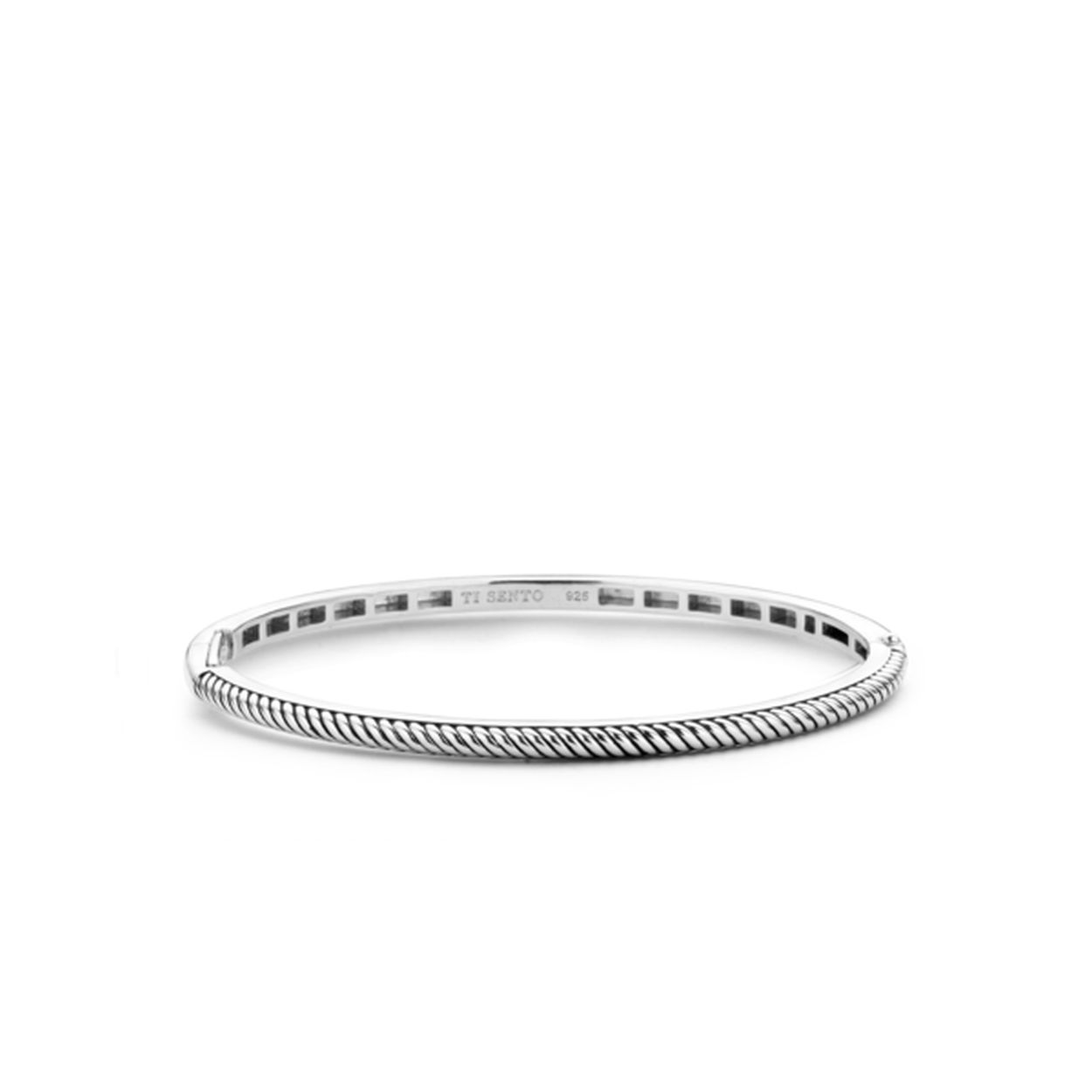 Deze zilveren armband met zilver gevlochten textuur geeft je pols allure. Mix en match haar met andere armbanden. Met het veiligheidsslot draag je haar altijd bij je.