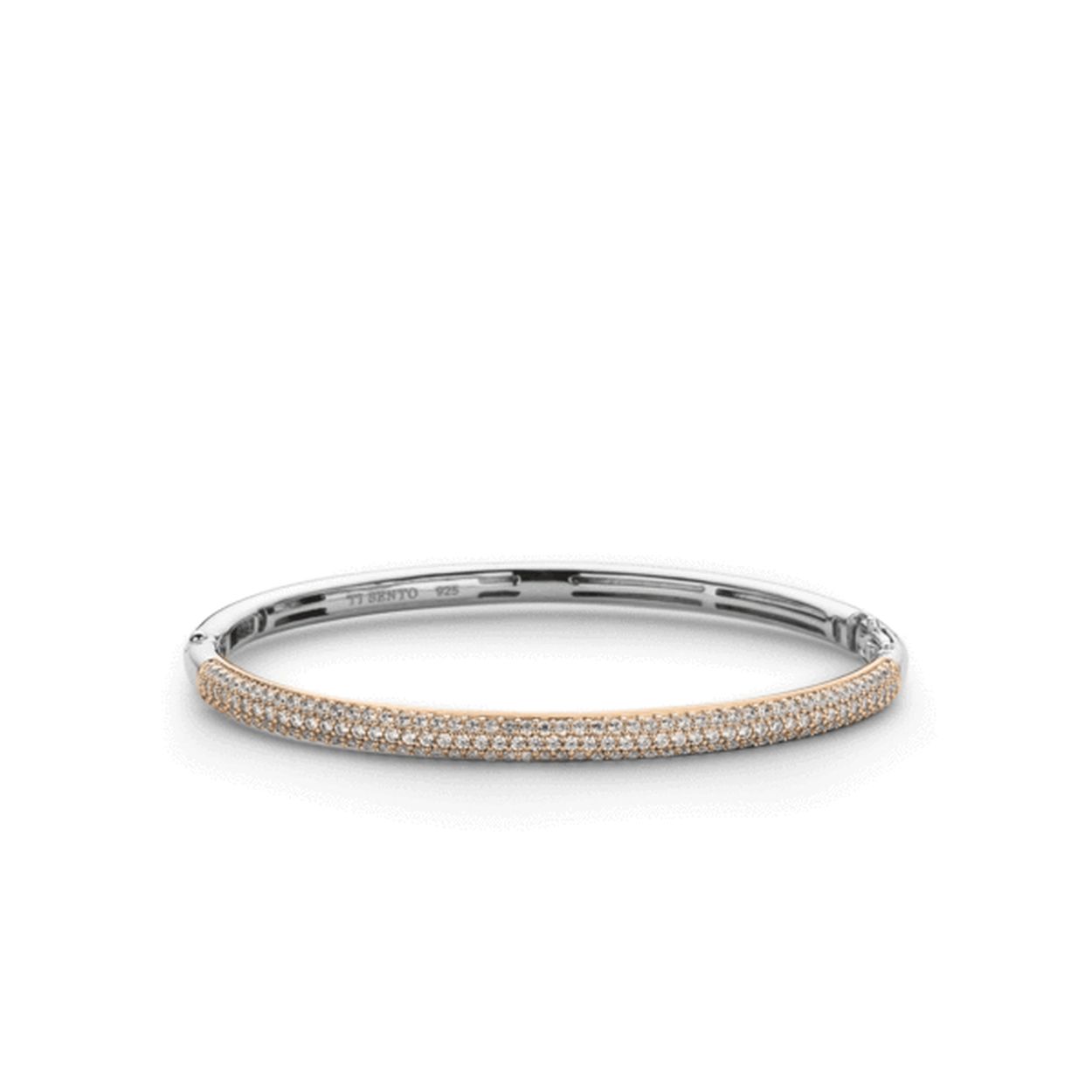 TI SENTO - Milano roségouden armband. De armband is aan de bovenzijde pavé gezet met zirkonia en is 18kt roségoud verguld. De speciale sluiting aan de zijkant is mooi verwerkt in de armband en zorgt voor een veilig draagcomfort.