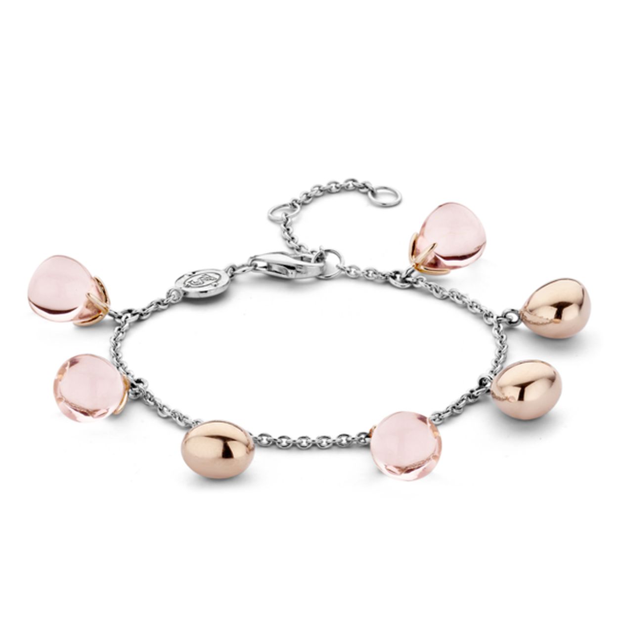 Elegantie en a touch of spice komen samen in dit juweeltje. De armband bestaat uit roosknoppen van zachtroze kleurig kristal en rosé verguld zilver. De armband valt soepel om de pols voor veel draag comfort. Draag het sieraad alleen voor een fijne vrouwelijke look of maak een statement door deze te combineren met de bijpassende ring en oorbellen. Deze geweldige kleuren maken je look helemaal af. Het zilver is gerhodineerd voor een mooie glans en extra bescherming.  Milano juwelen hebben een tijdloze stijl en milanese meeslependheid met verborgen details. 