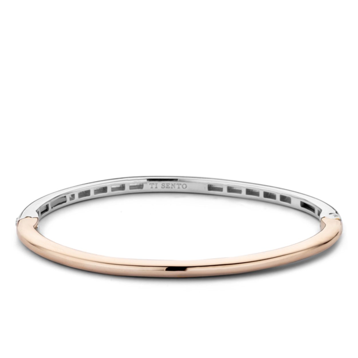 Een klassieker uit de TI SENTO - Milano collectie in een nieuw jasje. Eenvoud wordt gecombineerd met klasse. De roségouden kleur maakt de armband perfect om te combineren met andere zachte kleuren. De armband is gemaakt volgens de goudsmid standaard. De binnenkant is opengewerkt waardoor de armband een fijn draagcomfort heeft. Het puurste 925 sterling zilver is gebruik voor dit juweeltje. De rhodium laag zorgt voor extra bescherming en een prachtige glans. We love to get our hands dirty to make yours shine.