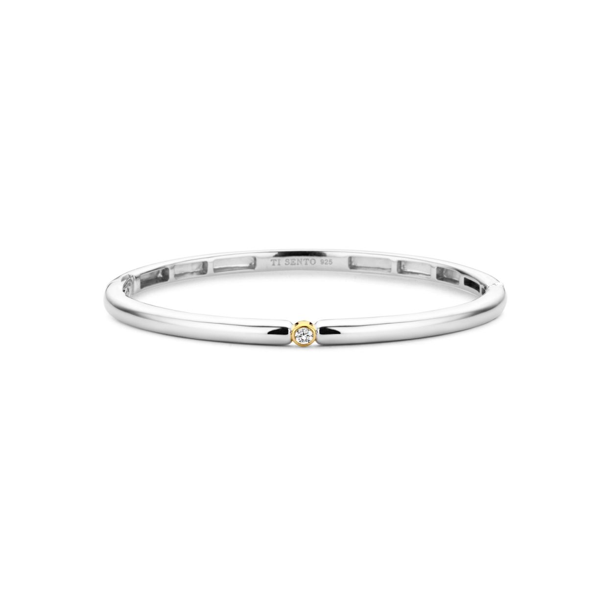 Krachtig en vrouwelijk. Het zilver met kleine glinstering geeft deze armband een look van klasse en eenvoud. Met het veiligheidsslot draag je haar altijd bij je.