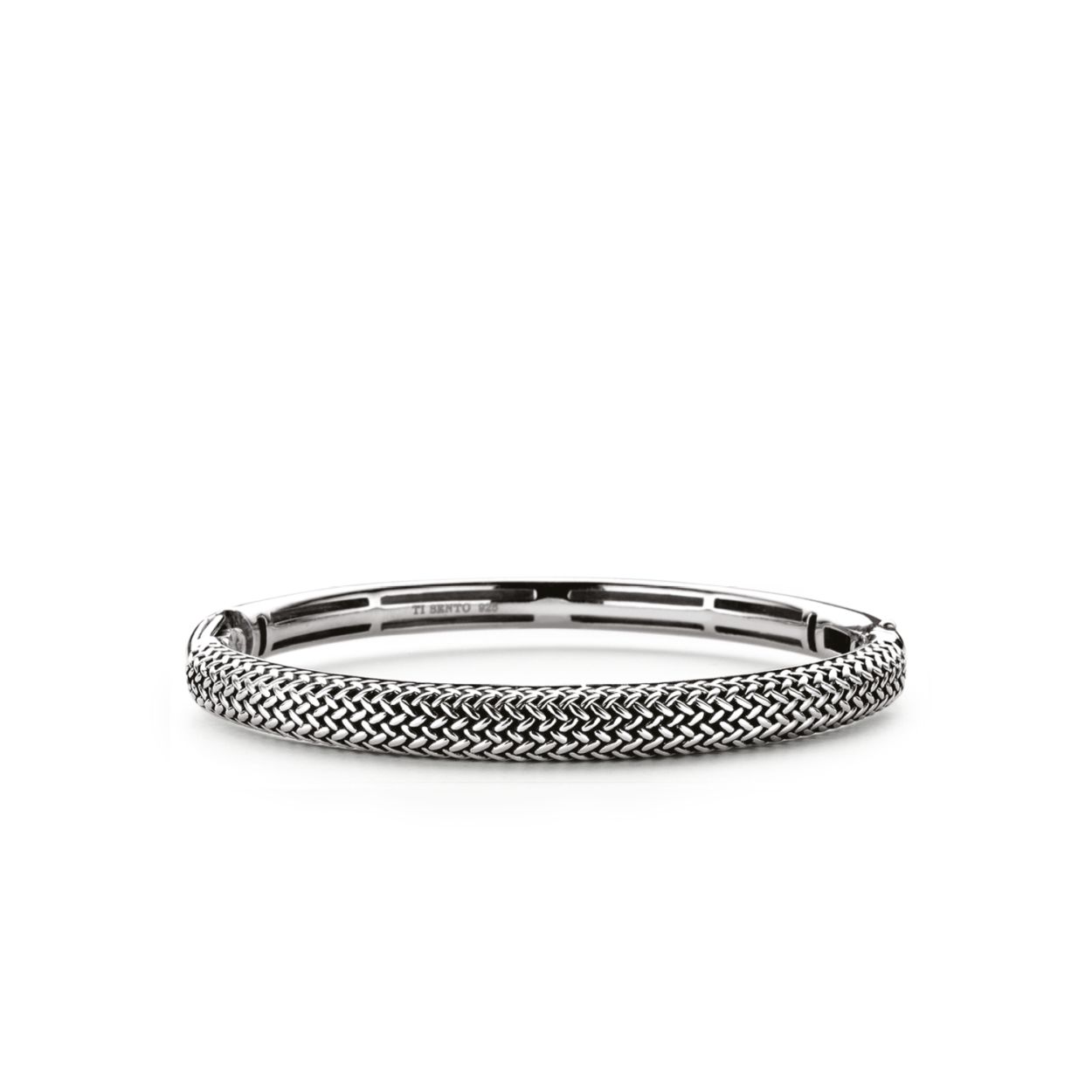 Deze zilveren TI SENTO - Milano armband 2905SI met haar gevlochten patroon is edgy en stijlvol. Draag haar alleen of mix en match haar met zoveel armbanden als je maar wilt. Het veiligheidsslot houdt haar de hele tijd bij je.
