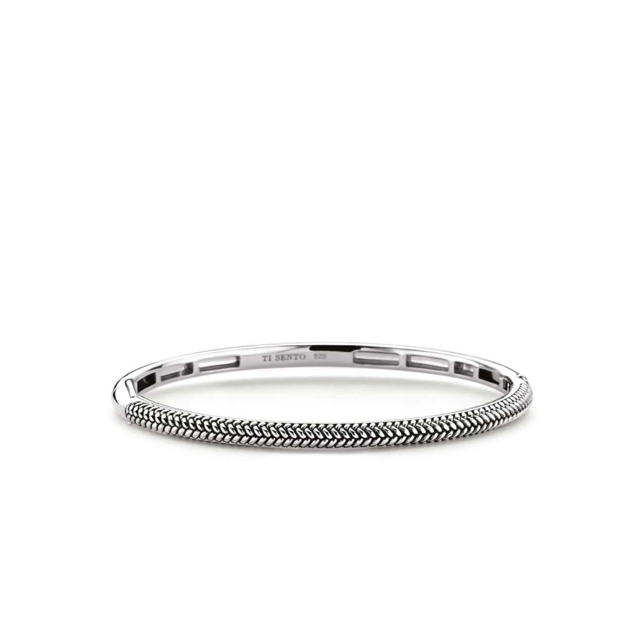 Deze zilveren TI SENTO - Milano armband 2907SI met haar gevlochten patroon is elegant en vrouwelijk. Draag haar alleen of mix en match haar met andere armbanden. Het veiligheidsslot houdt haar de hele tijd bij je.